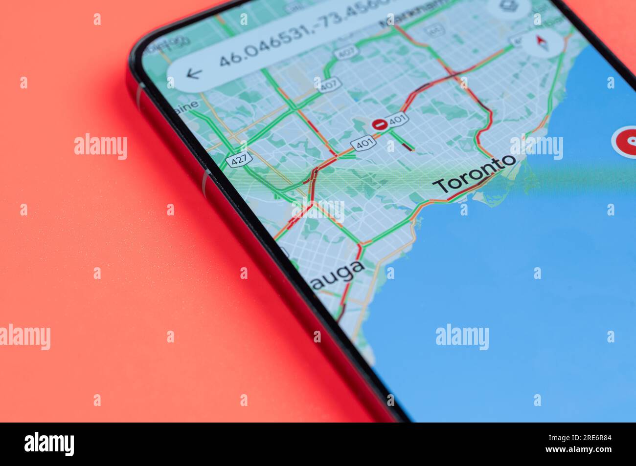 New York, USA - 21 juillet 2023 : carte des embouteillages à Toronto sur écran smartphone vue rapprochée avec fond rouge Banque D'Images