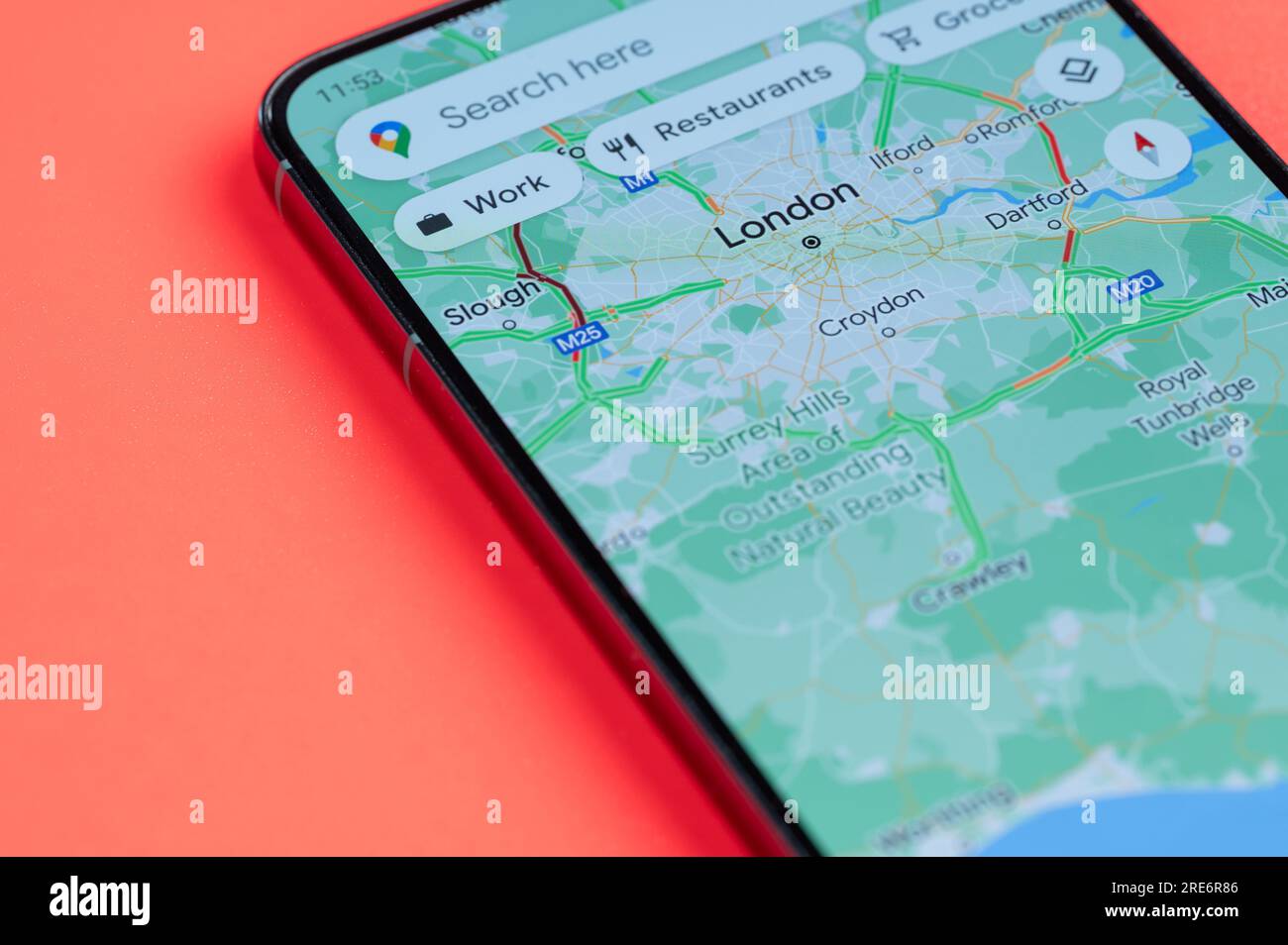 New York, USA - 21 juillet 2023 : carte des embouteillages à Londres sur écran smartphone vue rapprochée avec fond rouge Banque D'Images