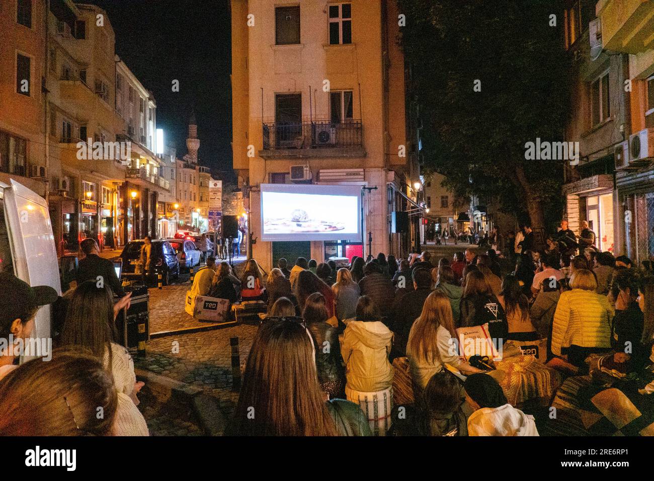 Une petite foule regarde un film dans un cinéma en plein air à Plovdiv, en Bulgarie Banque D'Images
