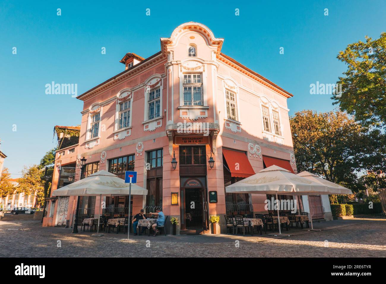 Un bâtiment de style vénitien orné à Plovdiv, en Bulgarie, abritant le restaurant italien Unico Banque D'Images