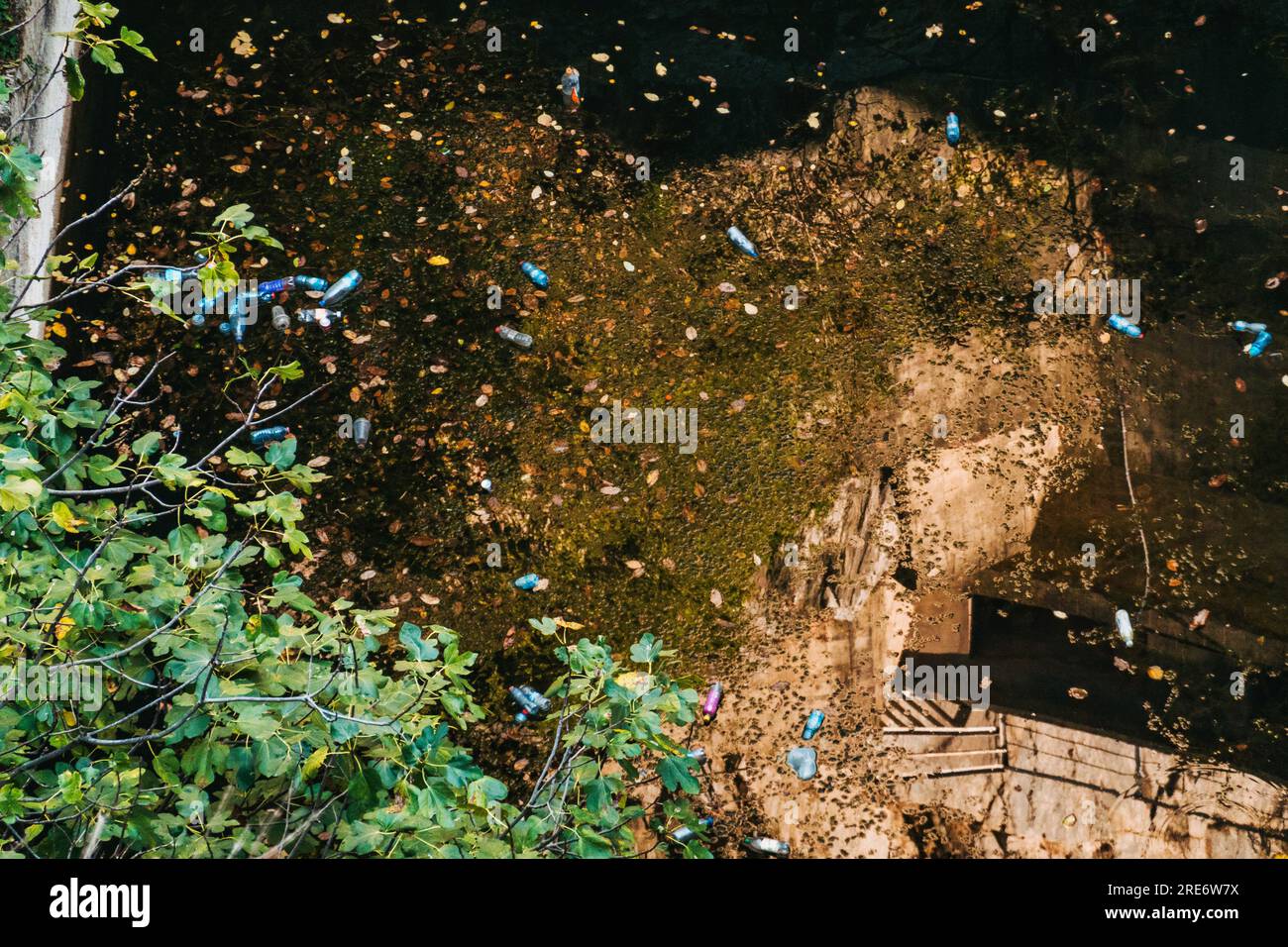 Les bouteilles en plastique jetées polluent le lac Matka, un lac artificiel dans un canyon en Macédoine du Nord, vu en automne Banque D'Images