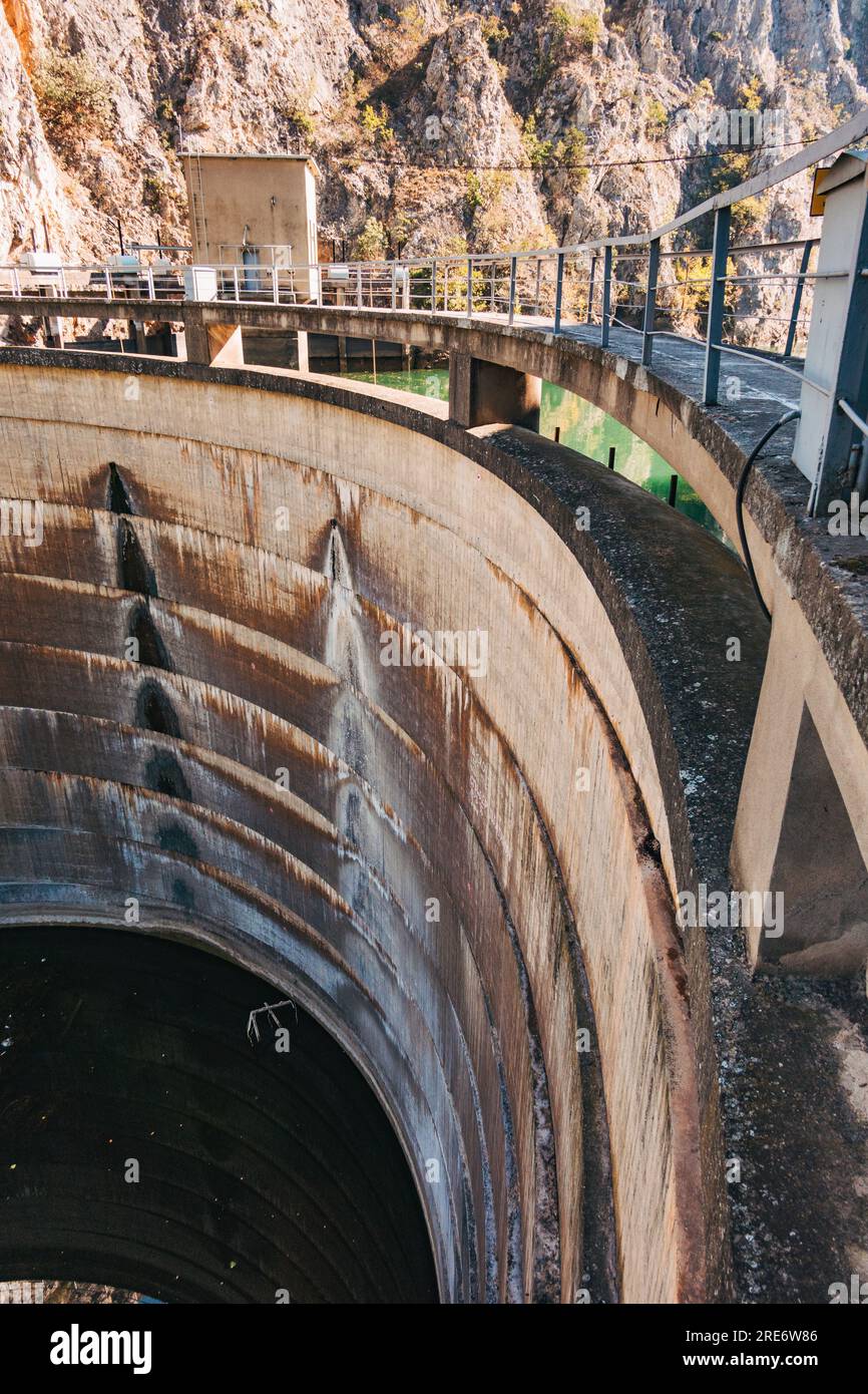 Le St. Andrew Dam dans Matka Canyon, Macédoine du Nord. Construit en 1938 pour fournir de l'énergie hydroélectrique et de l'irrigation aux zones voisines Banque D'Images