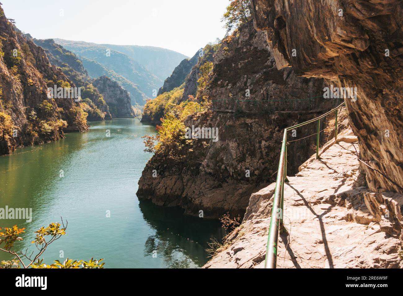 Une passerelle avec un garde-corps le long de la paroi du canyon de Matka gorge en Macédoine du Nord Banque D'Images