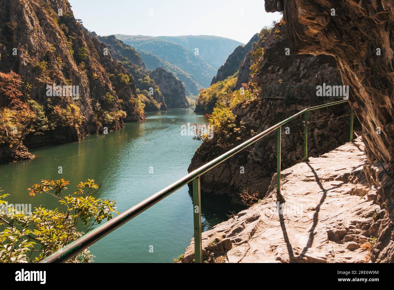 Une passerelle avec un garde-corps le long de la paroi du canyon de Matka gorge en Macédoine du Nord Banque D'Images