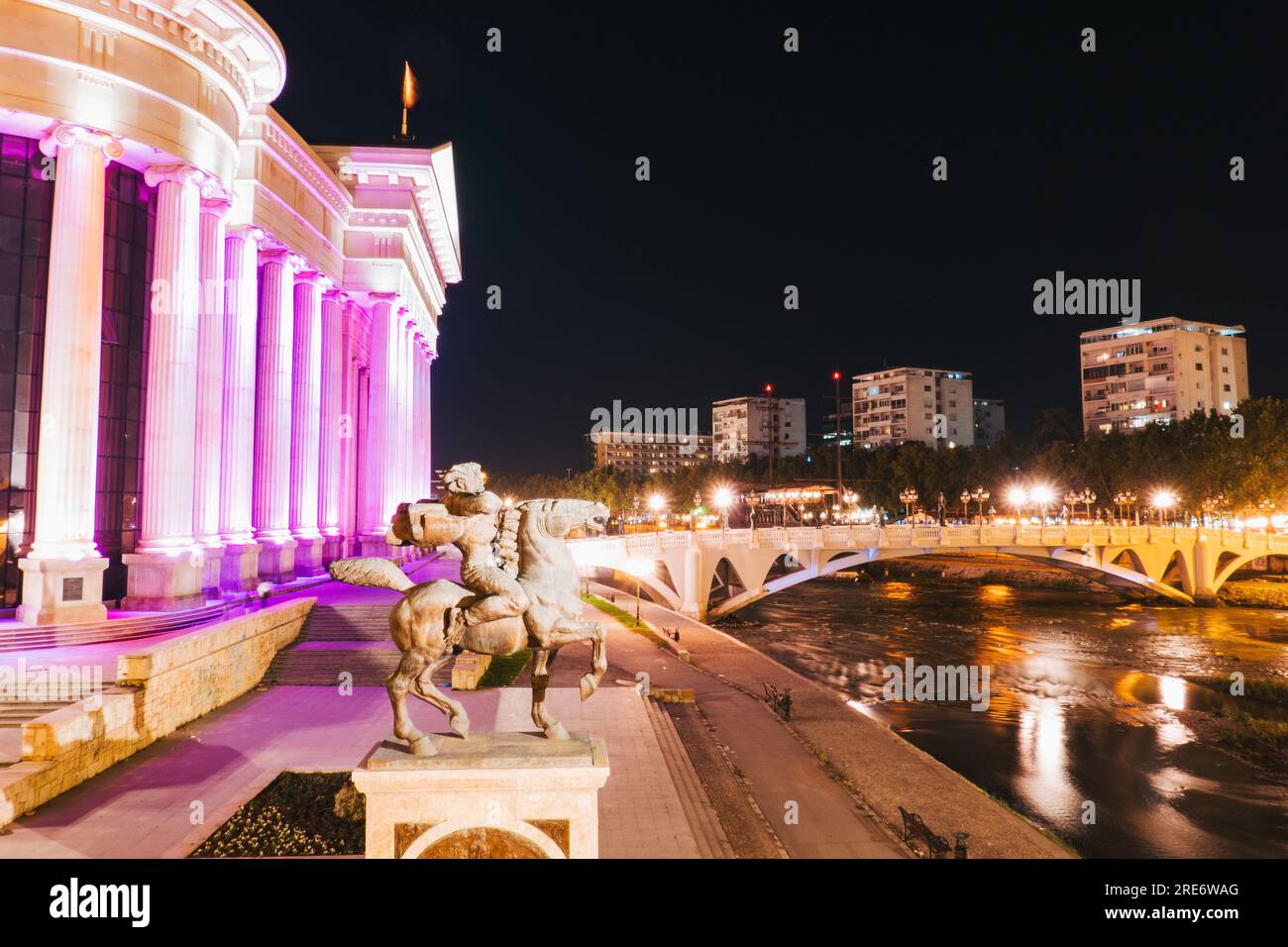 Le musée d'archéologie illuminé sur les rives du fleuve Vardar à Skopje, Macédoine du Nord Banque D'Images