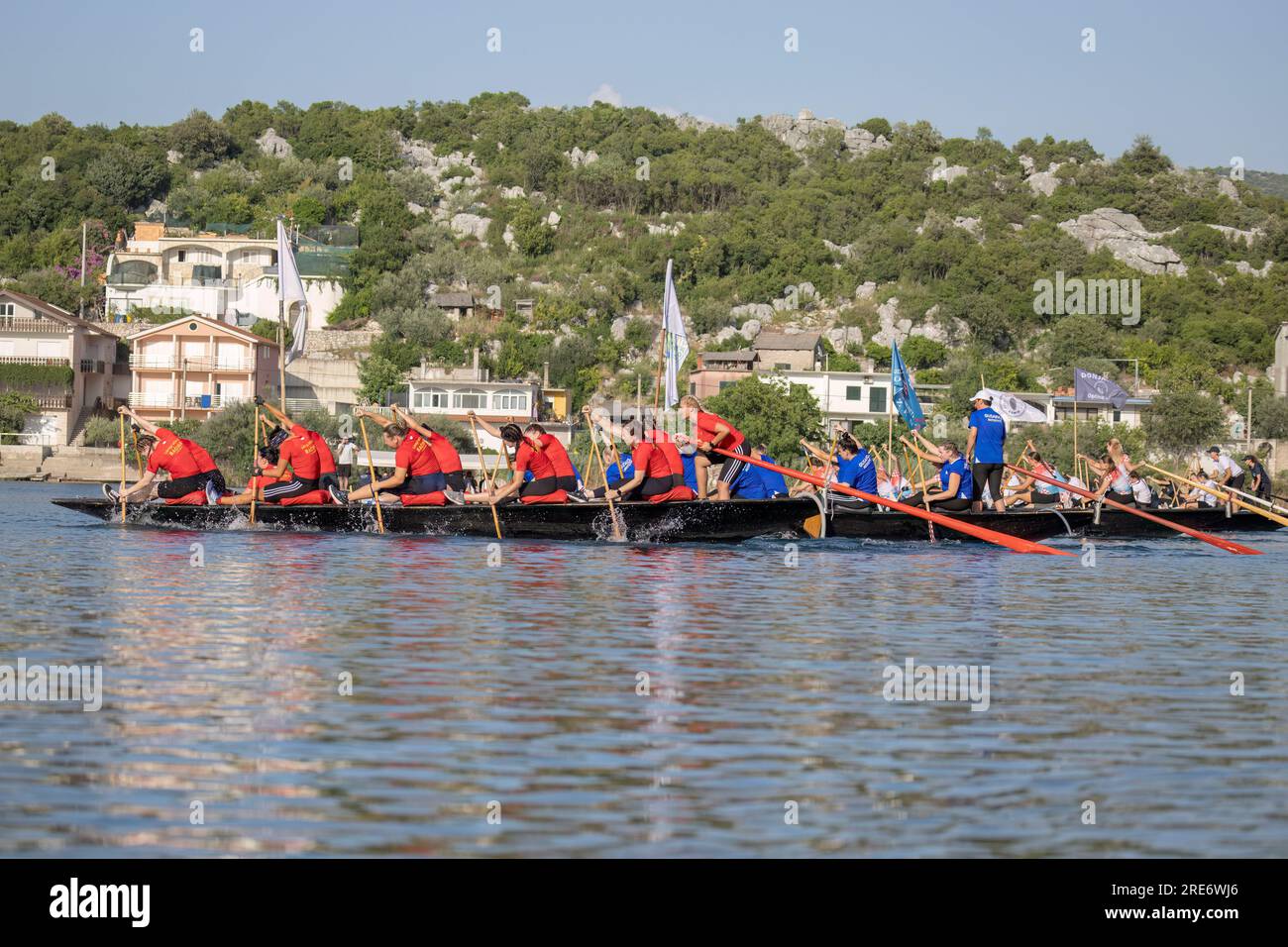 Neretva, Croatie : les équipes s’alignent au départ de la course lors d’une compétition d’aviron sur le lac Baćina.. L'équipe locale "Pirates" ou "Gusarice" de Baćina, Metković, Opuzen, Komin et Donjanke a complété un parcours de 5 kilomètres. Team Baćina a pris la première place, Metkovic a terminé deuxième et Komin a terminé troisième. (Kim Hukari/image du sport) Banque D'Images