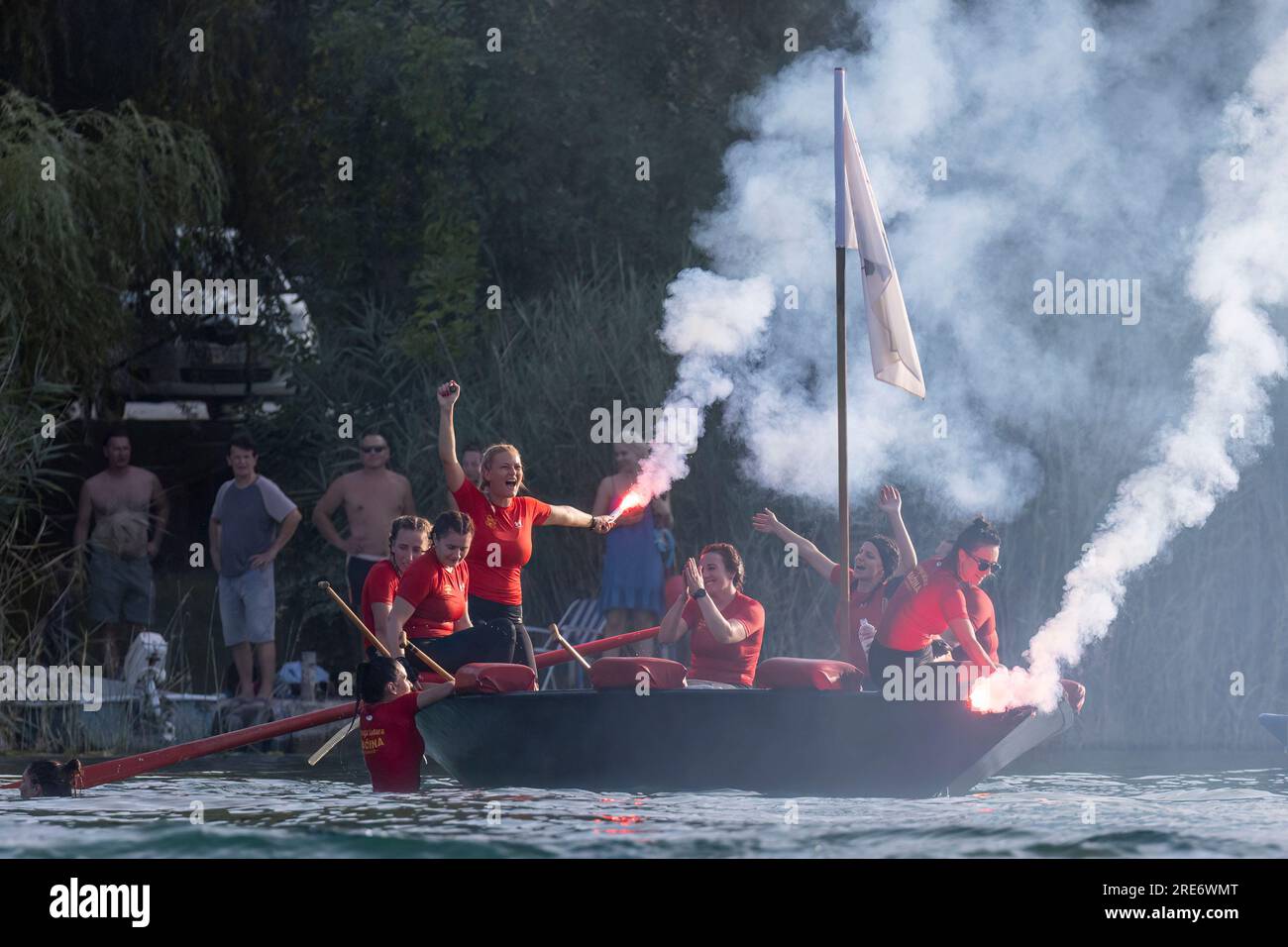 Neretva, Croatie : lors d'une compétition d'aviron sur le lac Baćina.. L'équipe locale "Pirates" ou "Gusarice" de Baćina, Metković, Opuzen, Komin et Donjanke a complété un parcours de 5 kilomètres. Team Baćina a pris la première place, Metkovic a terminé deuxième et Komin a terminé troisième. (Kim Hukari/image du sport) Banque D'Images