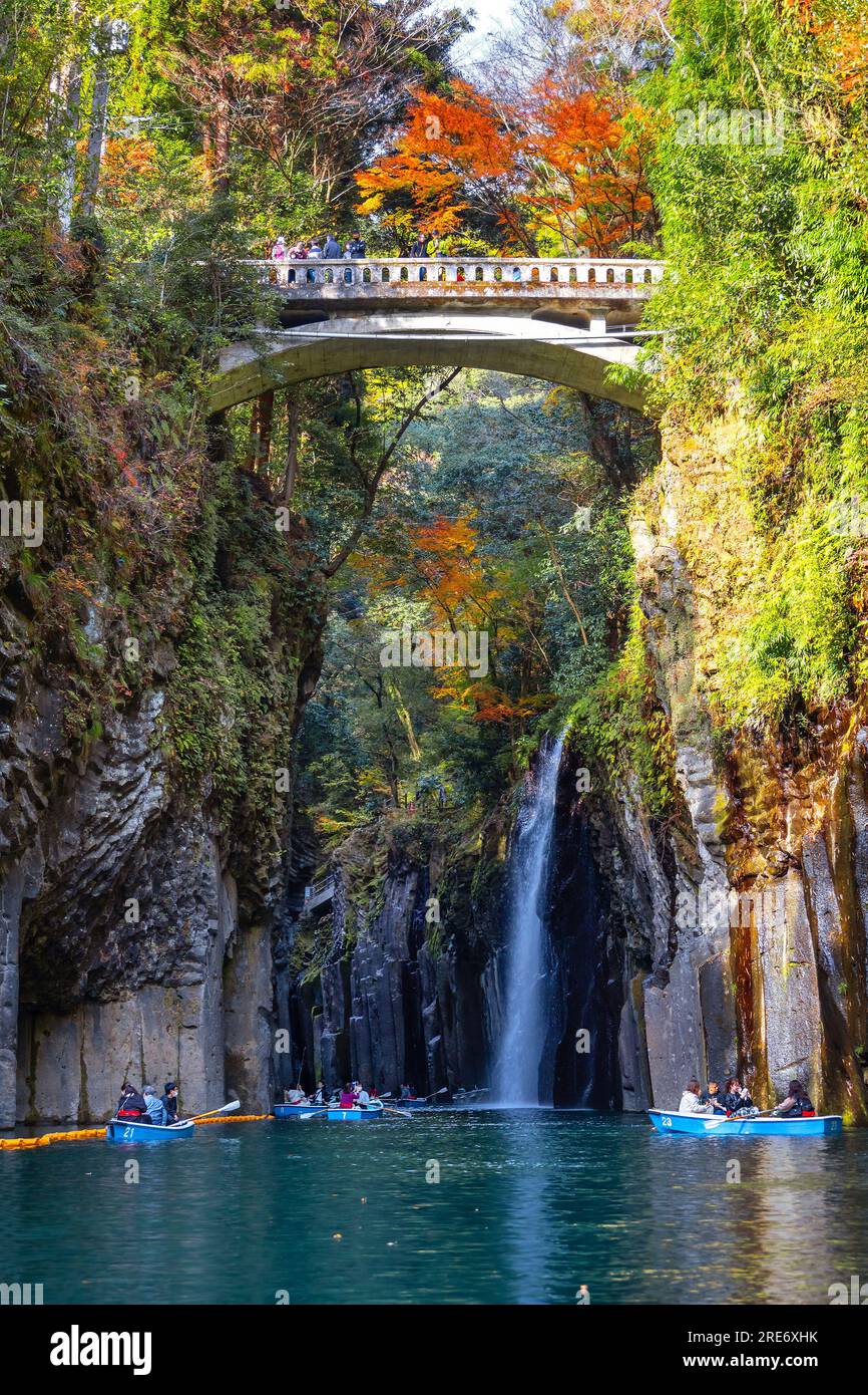 Miyazaki, Japon - novembre 24 2022 : la gorge de Takachiho est un étroit gouffre coupé à travers la roche par la rivière Gokase, de nombreuses activités pour les touristes comme le rowi Banque D'Images