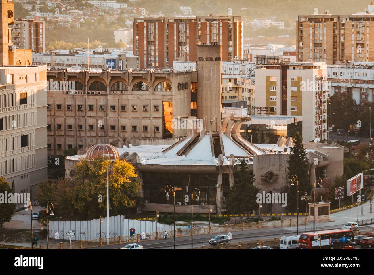 Le bureau de poste central de Skopje, en Macédoine du Nord, à l'aspect très inhabituel, de style brutaliste, se trouve parmi des immeubles d'appartements Banque D'Images