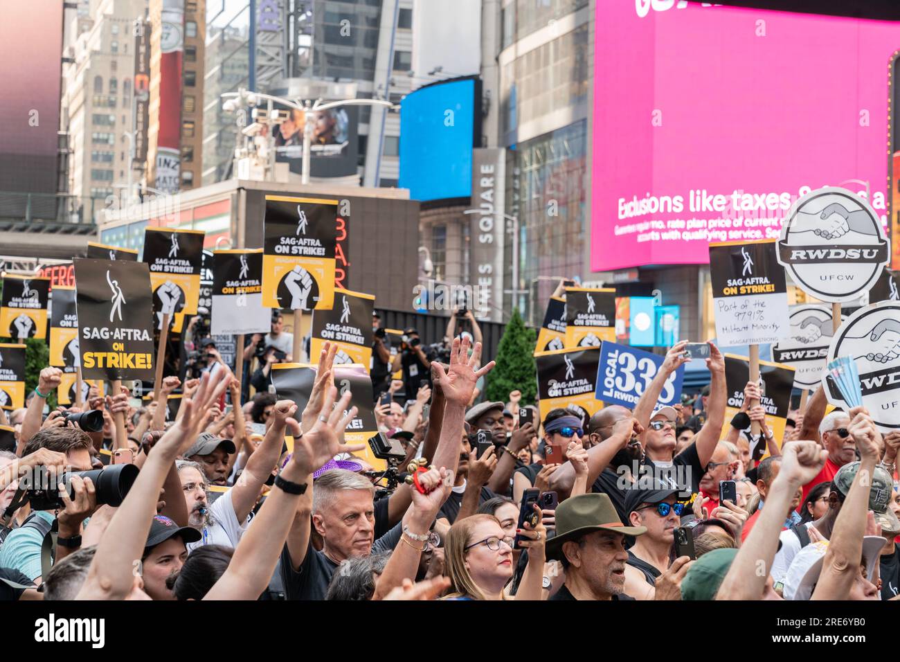 Les membres du syndicat se rassemblent lors du Rock the City for a Fair Contract : le rassemblement de solidarité SAG-AFTRA à Times Square, New York, le 25 juillet 2023, alors que les membres de la WGA et de la SAG-AFTRA poursuivent leur grève Banque D'Images