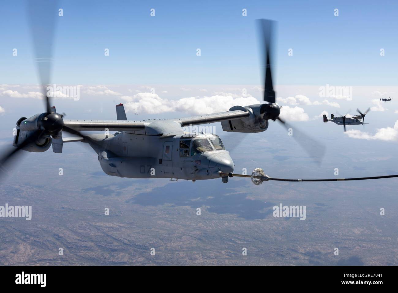 UN AMÉRICAIN Marine corps MV-22B Osprey Tiltrotor Aircraft avec Marine Medium Tiltrotor Squadron 363 (renforcé), Marine Rotational Force - Darwin 23, effectue un ravitaillement air-air à partir d'un KC-130J Hercules avec Marine Refueler transport Squadron 352, Marine Aircraft Group 11, 3rd Marine Aircraft Wing, Pendant l'exercice Talisman Sabre 23 près de la base aérienne royale australienne Darwin, territoire du Nord, Australie, le 21 juillet 2023. Talisman Sabre est le plus grand exercice militaire bilatéral entre l'Australie et les États-Unis, avec la participation multinationale, faisant avancer un Indo-Pacifique libre et ouvert par str Banque D'Images