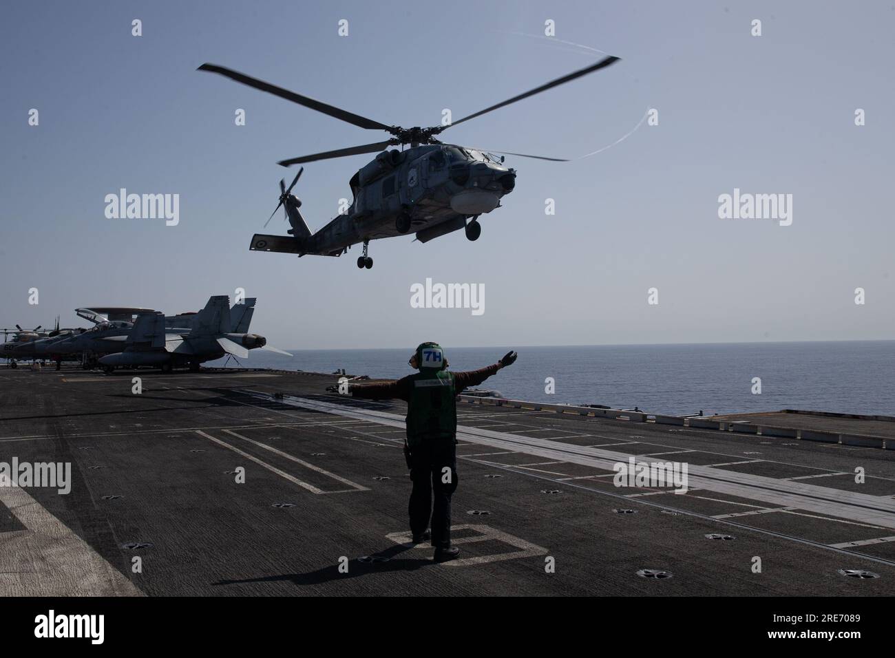 Un S-70B Sea Hawk de la marine hellénique se prépare à atterrir sur le pont d'envol du plus grand porte-avions USS Gerald R. FordÕs (CVN 78) du worldÕs, le 23 juillet 2023. Gerald R. Ford est les États-Unis NavyÕs porte-avions le plus récent et le plus avancé, représentant un bond générationnel aux États-Unis NavyÕs capacité de projeter l'énergie à l'échelle mondiale. Le Gerald R. Ford Carrier Strike Group est en déploiement prévu aux États-Unis Marine Forces Europe zone d'opérations, employé par les États-Unis Sixième flotte pour défendre les intérêts américains, alliés et partenaires. (ÉTATS-UNIS Photo de la Marine par Jaco, spécialiste des communications de masse de 2e classe Banque D'Images