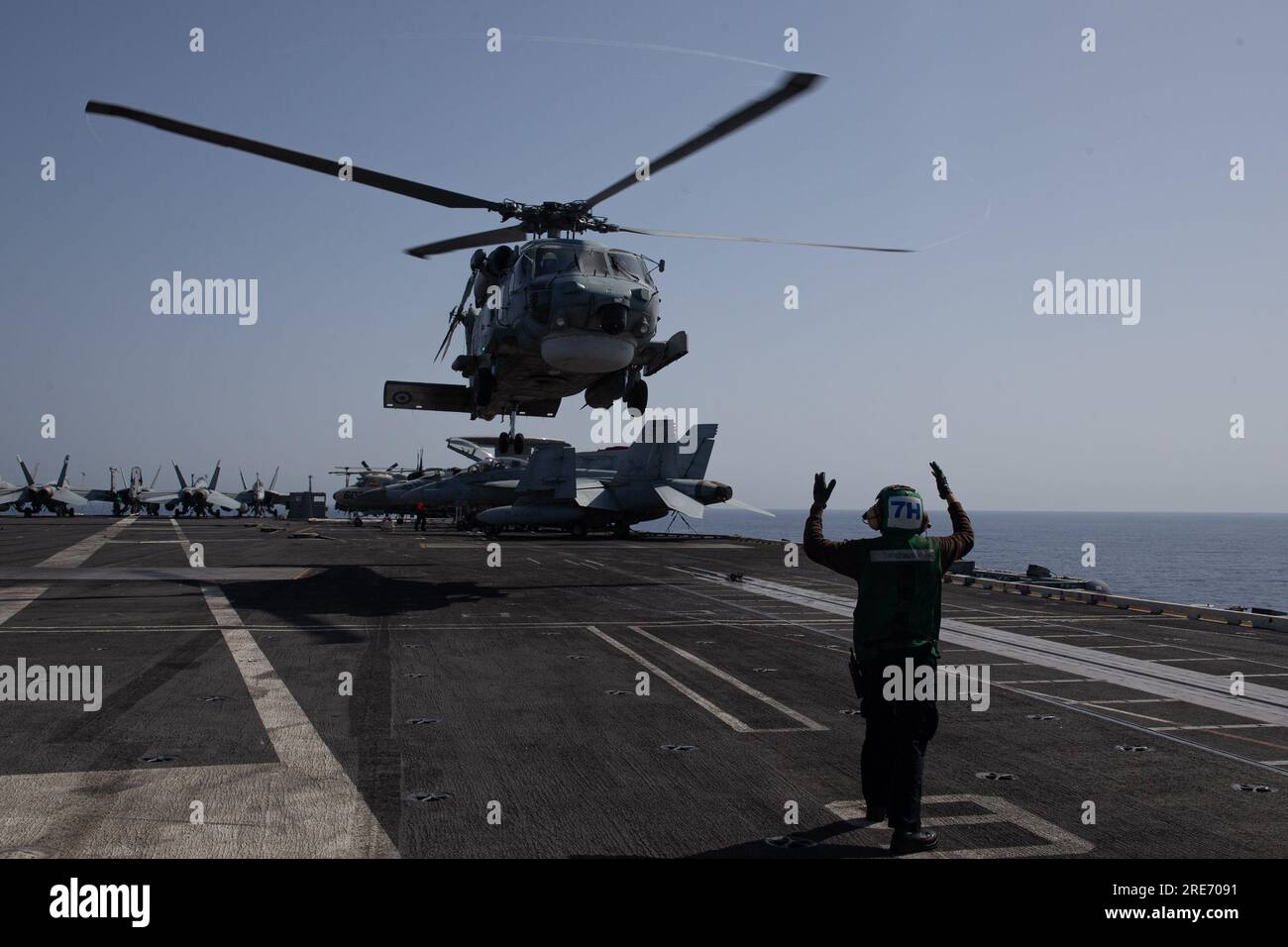 Un S-70B Sea Hawk de la marine hellénique, se prépare à atterrir sur le worldÕs pont d'envol du plus grand porte-avions USS Gerald R. FordÕs (CVN 78), le 23 juillet 2023. Gerald R. Ford est les États-Unis NavyÕs porte-avions le plus récent et le plus avancé, représentant un bond générationnel aux États-Unis NavyÕs capacité de projeter l'énergie à l'échelle mondiale. Le Gerald R. Ford Carrier Strike Group est en déploiement prévu aux États-Unis Marine Forces Europe zone d'opérations, employé par les États-Unis Sixième flotte pour défendre les intérêts américains, alliés et partenaires. (ÉTATS-UNIS Photo de la Marine par le Spécialiste de la communication de masse 2nd Class Jac Banque D'Images