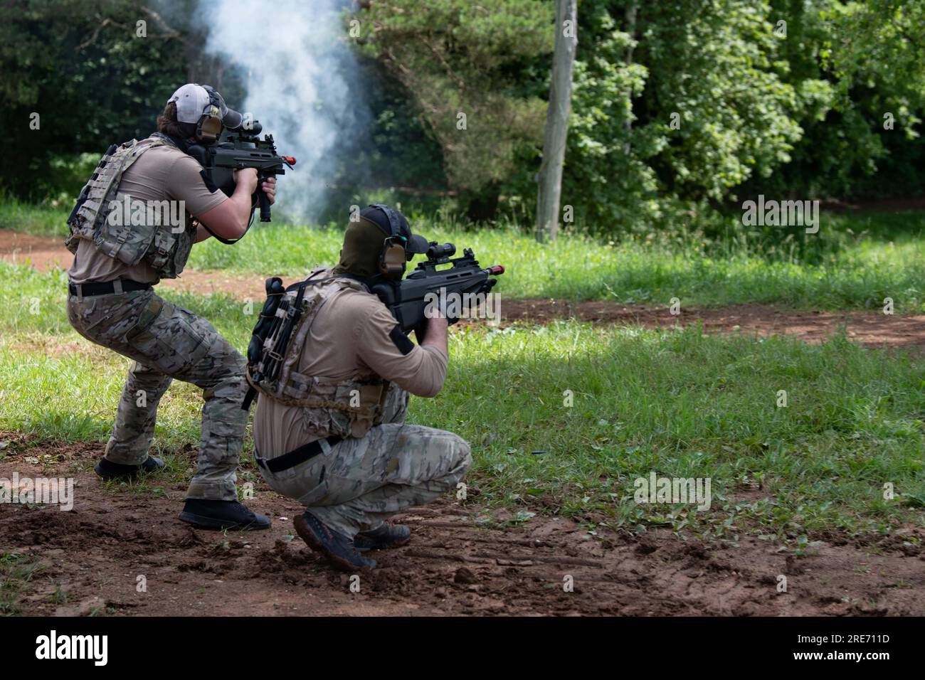 230607-N-CE622-1062 LJUBLJANA, Slovénie (le 7 juin 2023) – États-Unis basés sur la côte est Les opérateurs de guerre spéciale navale (SEAL) effectuent un exercice d'action immédiate dans le cadre d'un exercice de récupération du personnel pendant la frappe Adriatique avec des membres de l'unité de police militaire spécialisée slovène, le 7 juin 2023. Naval Special Warfare produit, entraîne, soutient et déploie les principaux commandos d’opérations spéciales maritimes au monde pour mener des opérations à spectre complet et une dissuasion intégrée qui appuient les objectifs nationaux. (ÉTATS-UNIS Photo de la Marine par Katie Cox, spécialiste en communication de masse de 2e classe) Banque D'Images