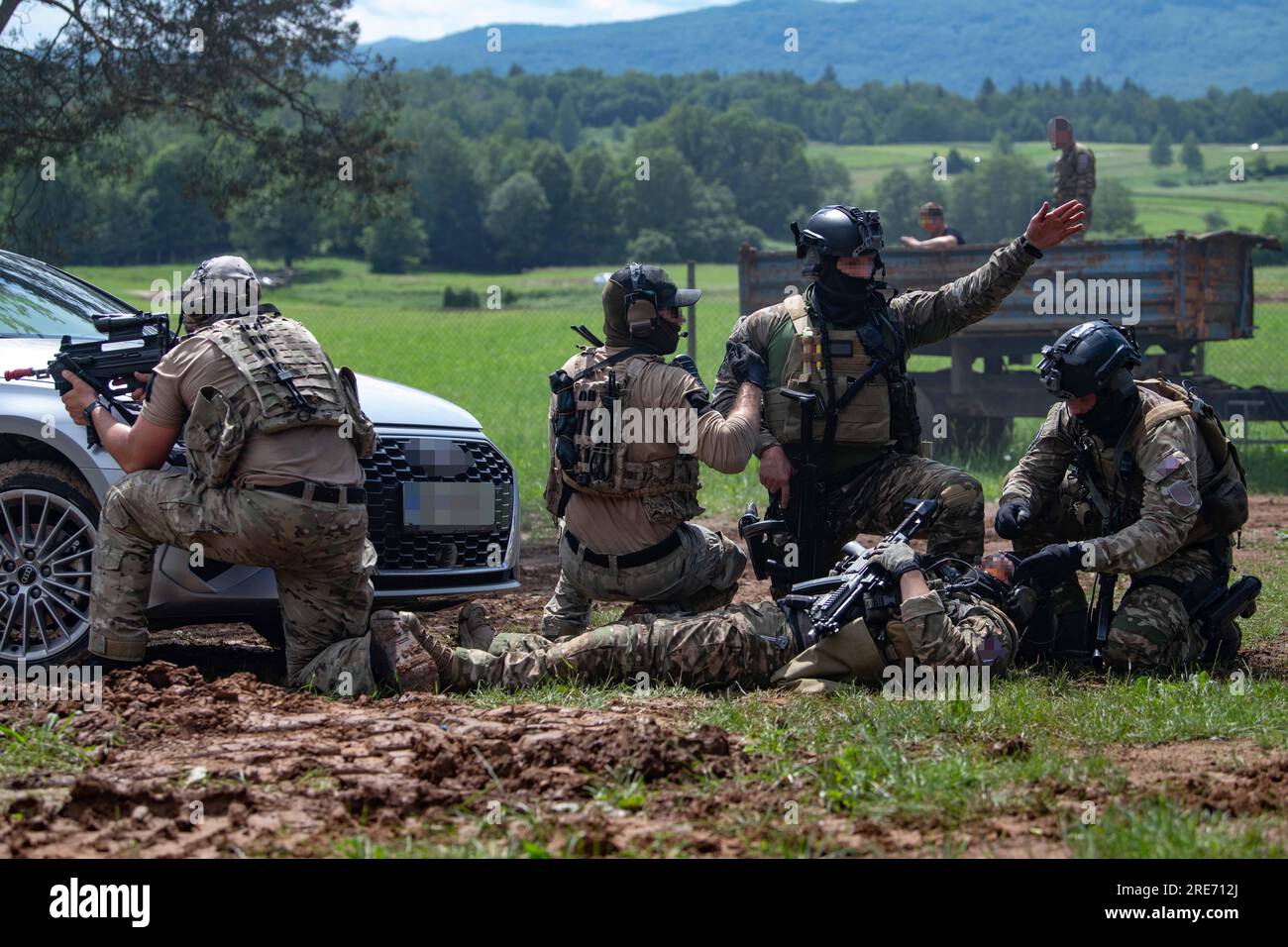 230607-N-CE622-1116 LJUBLJANA, Slovénie (le 7 juin 2023) – États-Unis basés sur la côte est Les opérateurs de guerre spéciale navale (SEAL) et les membres de l'unité de police militaire spécialisée slovène effectuent le mouvement tactique coordonné d'un personnel blessé simulé vers un point de collecte des blessés lors de la frappe Adriatique, le 7 juin 2023. Naval Special Warfare produit, entraîne, soutient et déploie les principaux commandos d’opérations spéciales maritimes au monde pour mener des opérations à spectre complet et une dissuasion intégrée qui appuient les objectifs nationaux. (ÉTATS-UNIS Photo de la Marine par Katie Cox, spécialiste en communication de masse de 2e classe) Banque D'Images