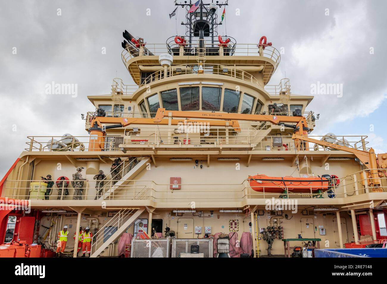 Des troupes multinationales du Guyana, du Mexique, de Trinité-et-Tobago et des États-Unis mènent un exercice de lutte contre la piraterie à bord d’un navire amarré à une base côtière au cours de l’exercice TRADEWINDS23 à Georgetown, au Guyana, le 24 juillet 2023. Cet exercice de formation a inclus des volontaires comme forces d'opposition pour que les quatre nations expérimentent le fonctionnement avec de vraies personnes dans un environnement de stress élevé. (ÉTATS-UNIS Photo Air National Guard par Tech. Sergent Brigette Waltermire) Banque D'Images