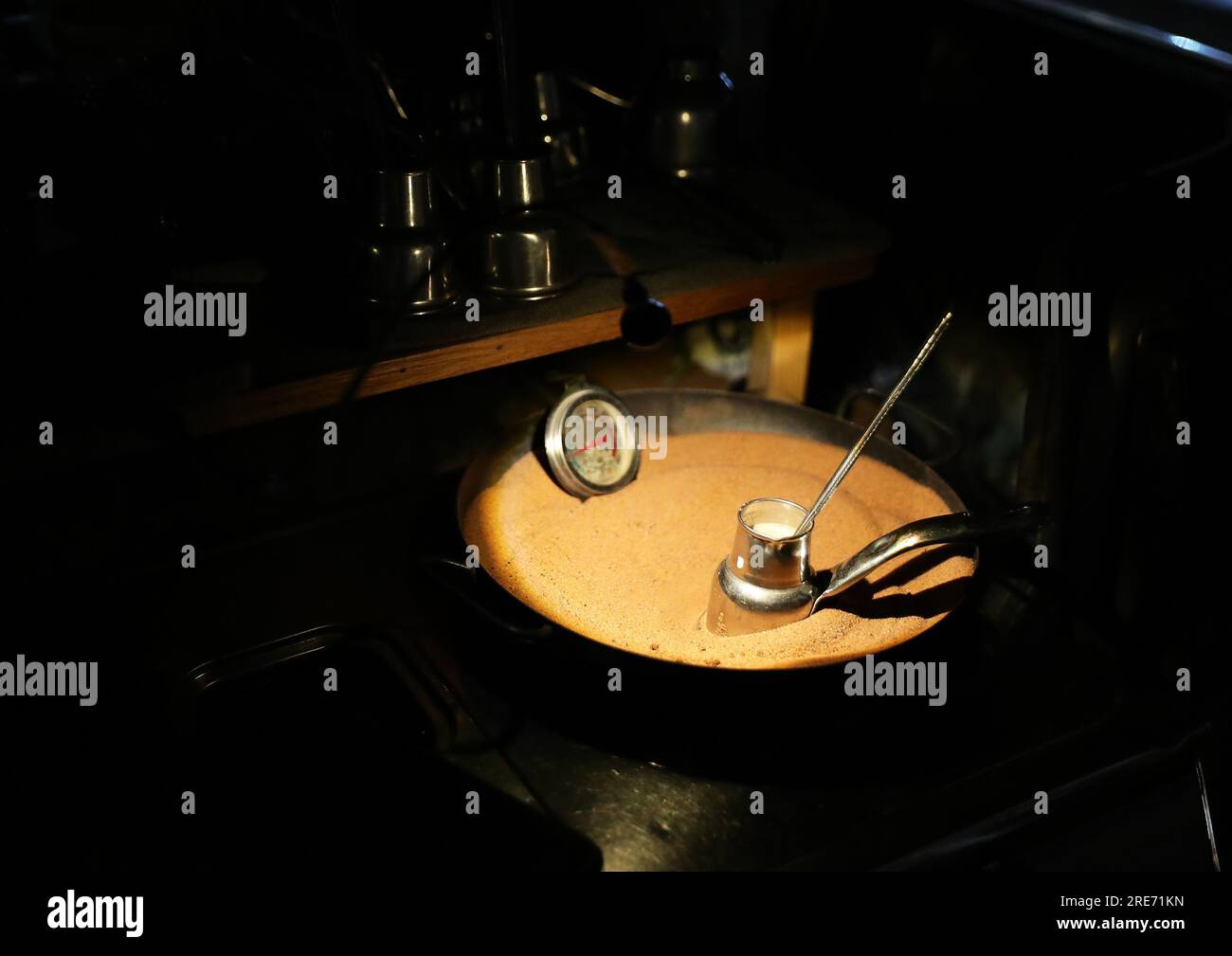 Le Caire, Égypte. 25 juillet 2023. Un homme prépare un café dans son café de voiture de rue au Caire, en Égypte, le 25 juillet 2023. Crédit : Wang Dongzhen/Xinhua/Alamy Live News Banque D'Images
