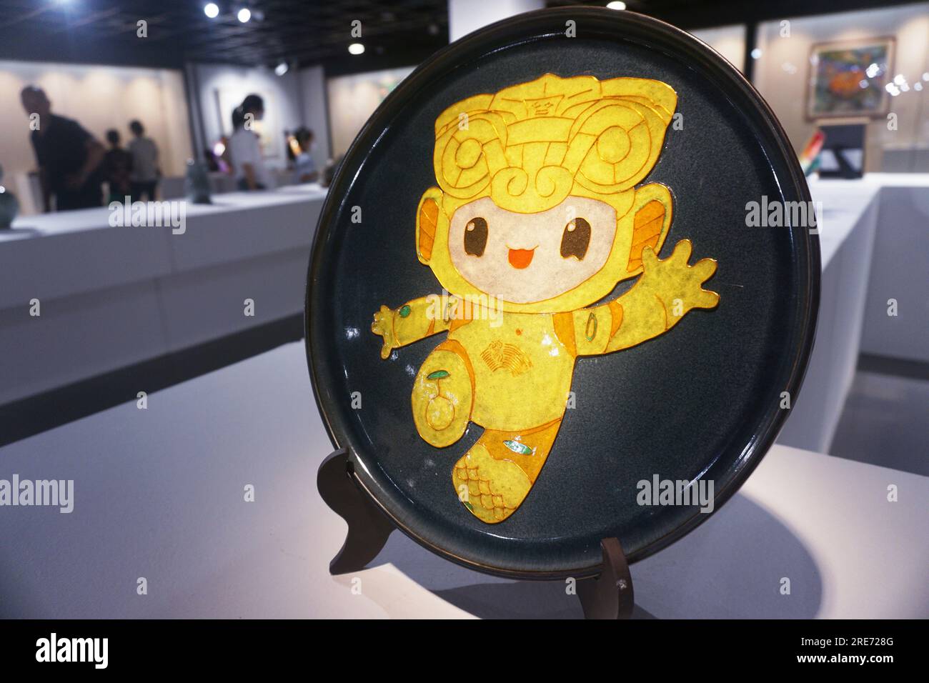 Hangzhou, Chine. 26 juillet 2023. HANGZHOU, CHINE - 25 JUILLET 2023 - la photo prise le 25 juillet 2023 montre la plaque de porcelaine mascotte des Jeux asiatiques de Hangzhou à Hangzhou, dans la province du Zhejiang, en Chine. (Photo de CFOTO/Sipa USA) crédit : SIPA US/Alamy Live News Banque D'Images