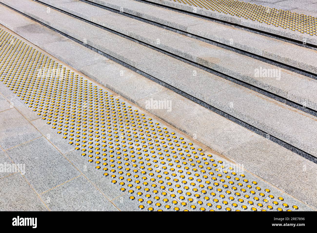 marquages limiteurs jaunes sur les escaliers pour les personnes malvoyantes Banque D'Images