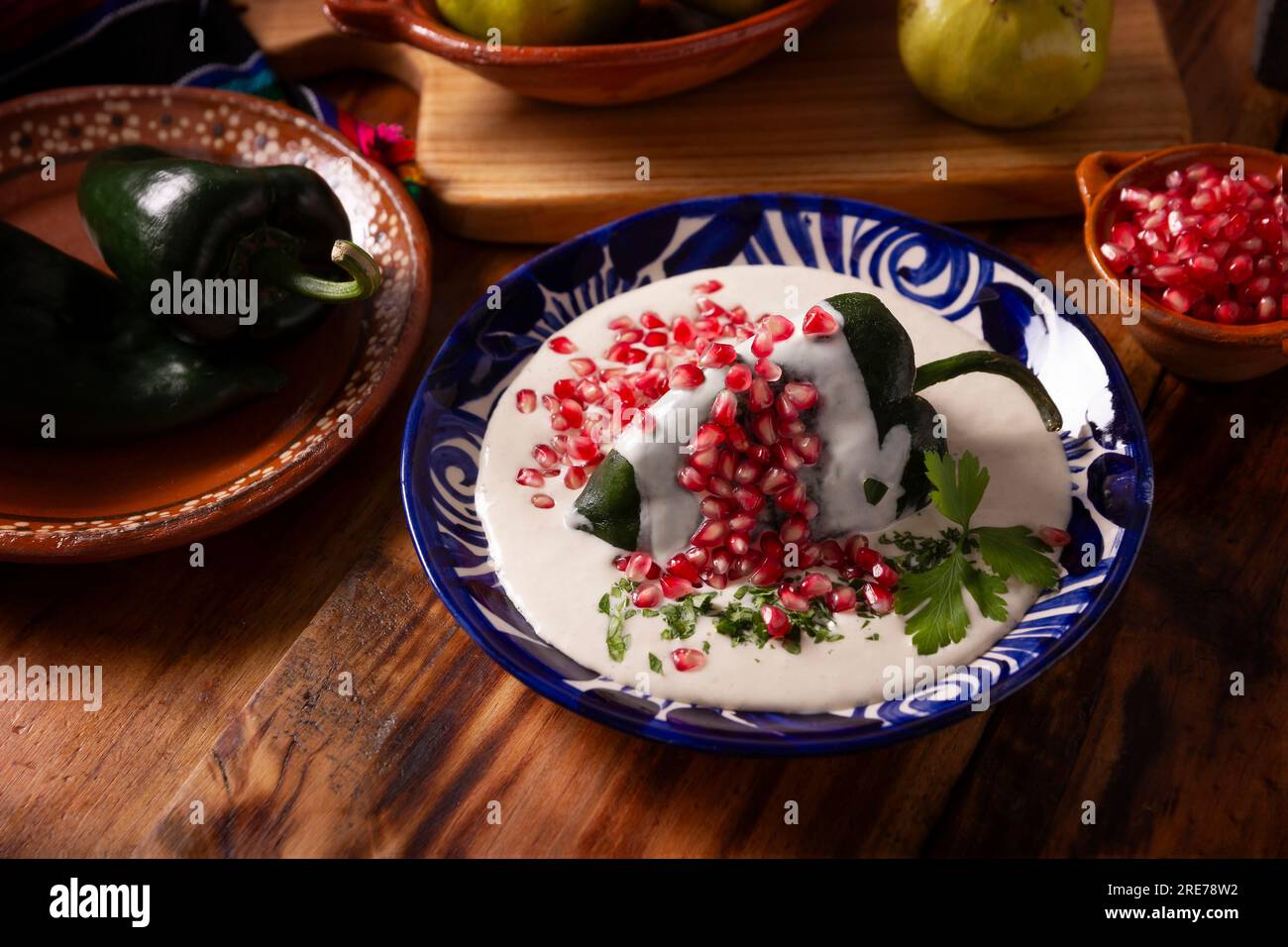 Chiles en Nogada, plat typique du Mexique. Préparé avec du piment poblano farci de viande et de fruits et recouvert d'une sauce aux noix. Nommé comme le qui Banque D'Images