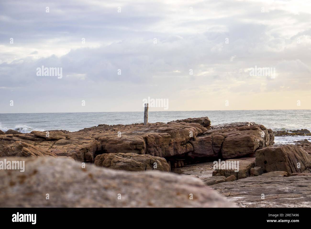 Vue Seascape avec de grands rochers connus sous le nom de roches oranges à Uvongo à Margate, côte sud de l'Afrique du Sud Banque D'Images