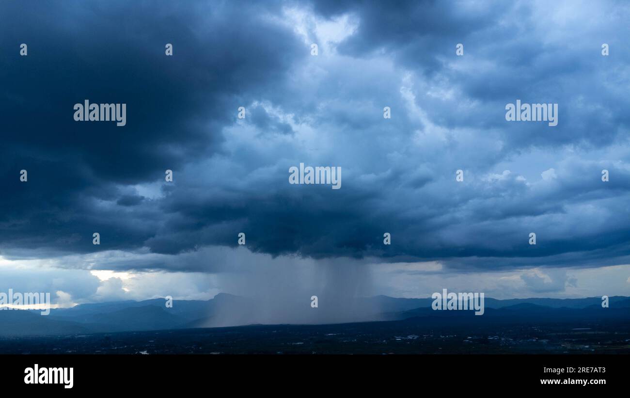 Vue panoramique aérienne de la communauté et des terres agricoles avec d'énormes nuages de tempête en arrière-plan. Vue aérienne de la pluie au-dessus d'une communauté rurale. Nuages de pluie Banque D'Images