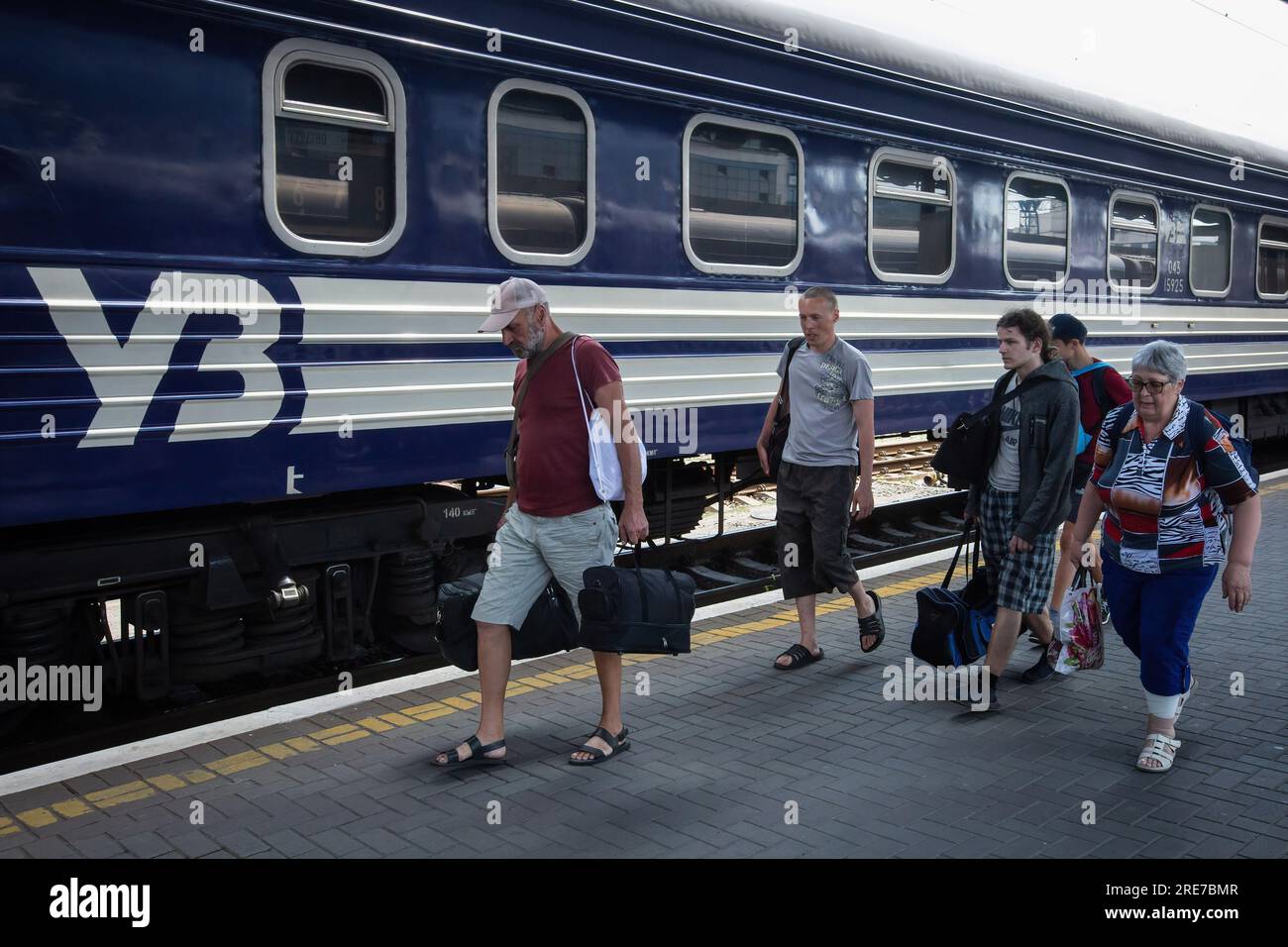 Kiev, Ukraine. 16 juillet 2023. Les réfugiés passent près du train d'évacuation arrivé de la région de Sumy à la gare centrale. En Ukraine, l’évacuation de la population civile des zones frontalières de la région de Sumy, où les bombardements russes se produisent régulièrement, est en cours. (Image de crédit : © Oleksii Chumachenko/SOPA Images via ZUMA Press Wire) USAGE ÉDITORIAL SEULEMENT! Non destiné à UN USAGE commercial ! Banque D'Images