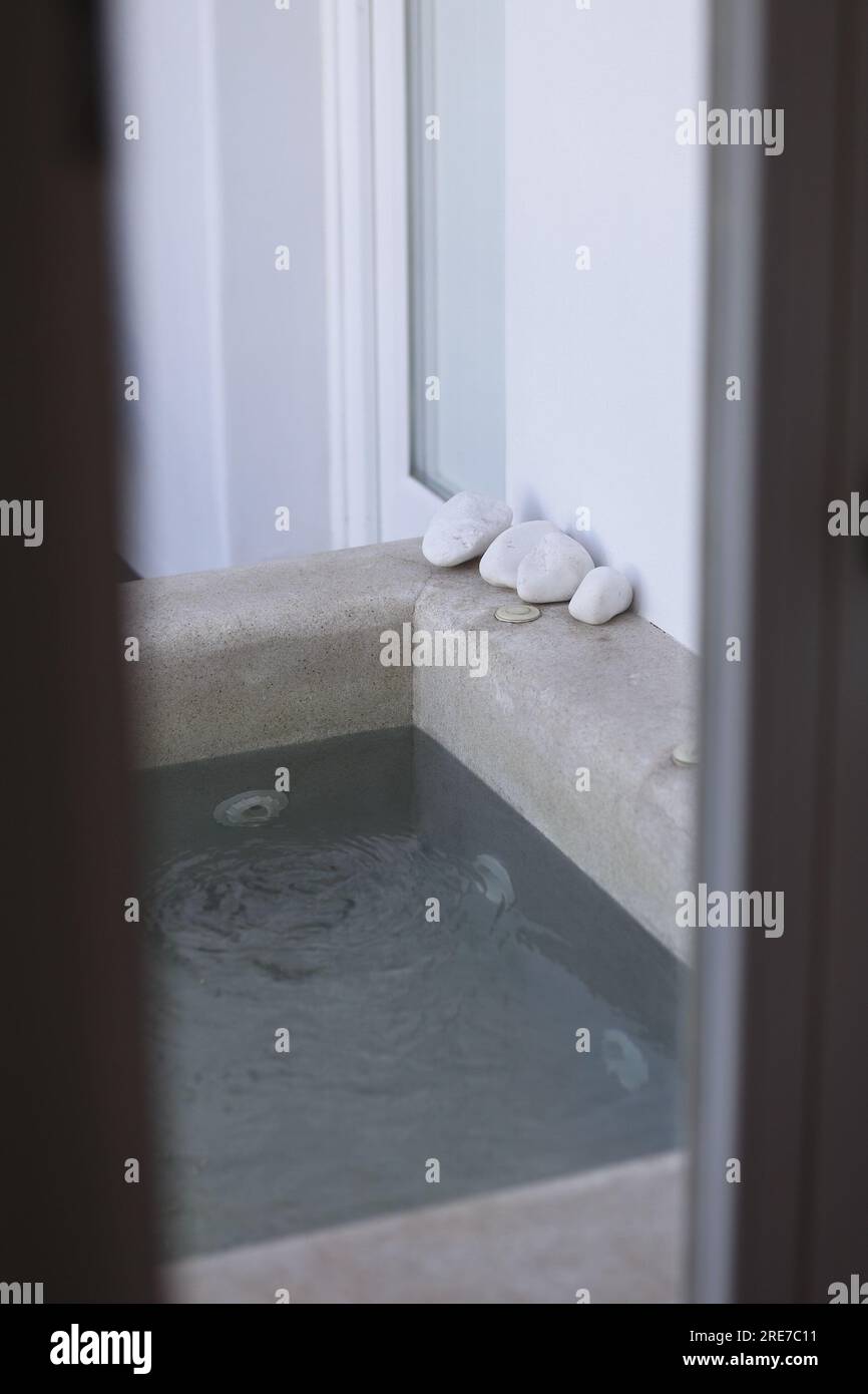 Décoration relaxante pierres de galets blanches au coin d'une petite piscine domestique Banque D'Images