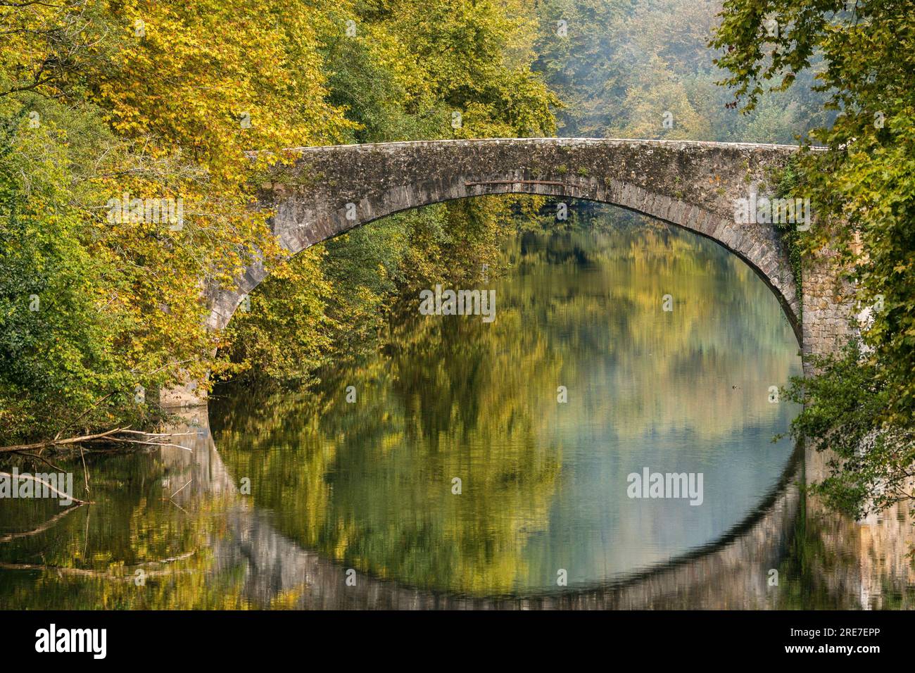 Puente de piedra sobre el Rio Bidasoa, Vera de Bidasoa, Comunidad Foral de Navarra, Espagne Banque D'Images