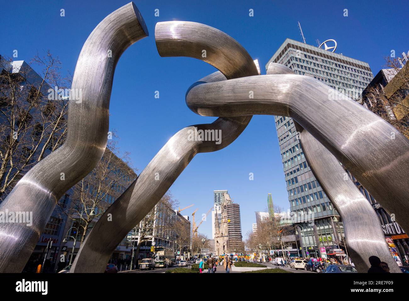 Sculpture 'Berlin' et église évangélique luthérienne Kaiser-Wilhelm-Gedächtniskirche, Tauentzienstrasse, Charlottenburg, Berlin, Allemagne, Europe Banque D'Images