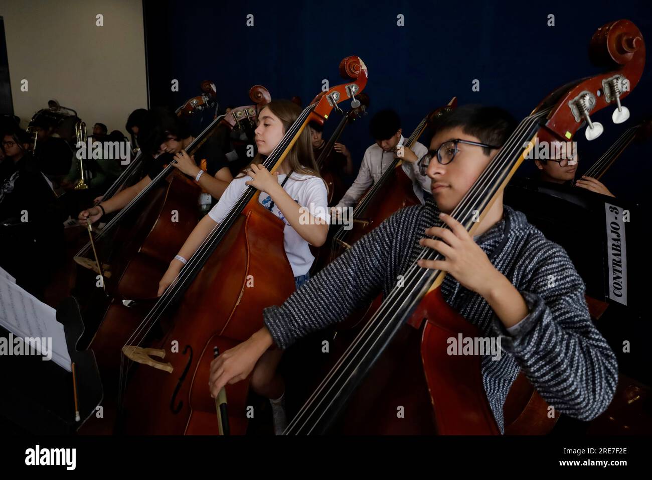 Répétition générale des instrumentistes de l'Orquesta Sinfonica Infantil de Mexico, dans les installations de l'Hôtel Mision la Muralla, situé à Amealco de Bonfil, Queretaro, à l'occasion de la 31e tournée nationale au Mexique, qui rassemble chaque année environ 147 jeunes musiciens qui, par le biais d’un appel à candidatures, participent à cet orchestre et qui maîtrisent l’un des instruments orchestraux suivants : violon, alto, violoncelle, contrebasse, flûte, piccolo, hautbois, cor anglais, clarinette, basson, cor, trompette, trombone ténor, trombone basse, tuba, harpe, piano et per Banque D'Images