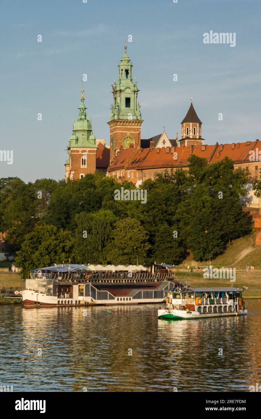 Barcos en el Río Vístula, castillo y colina de Wawel, Cracovia, Voivodato de la Pequeña Polonia, Polonia, Europa del Este. Banque D'Images