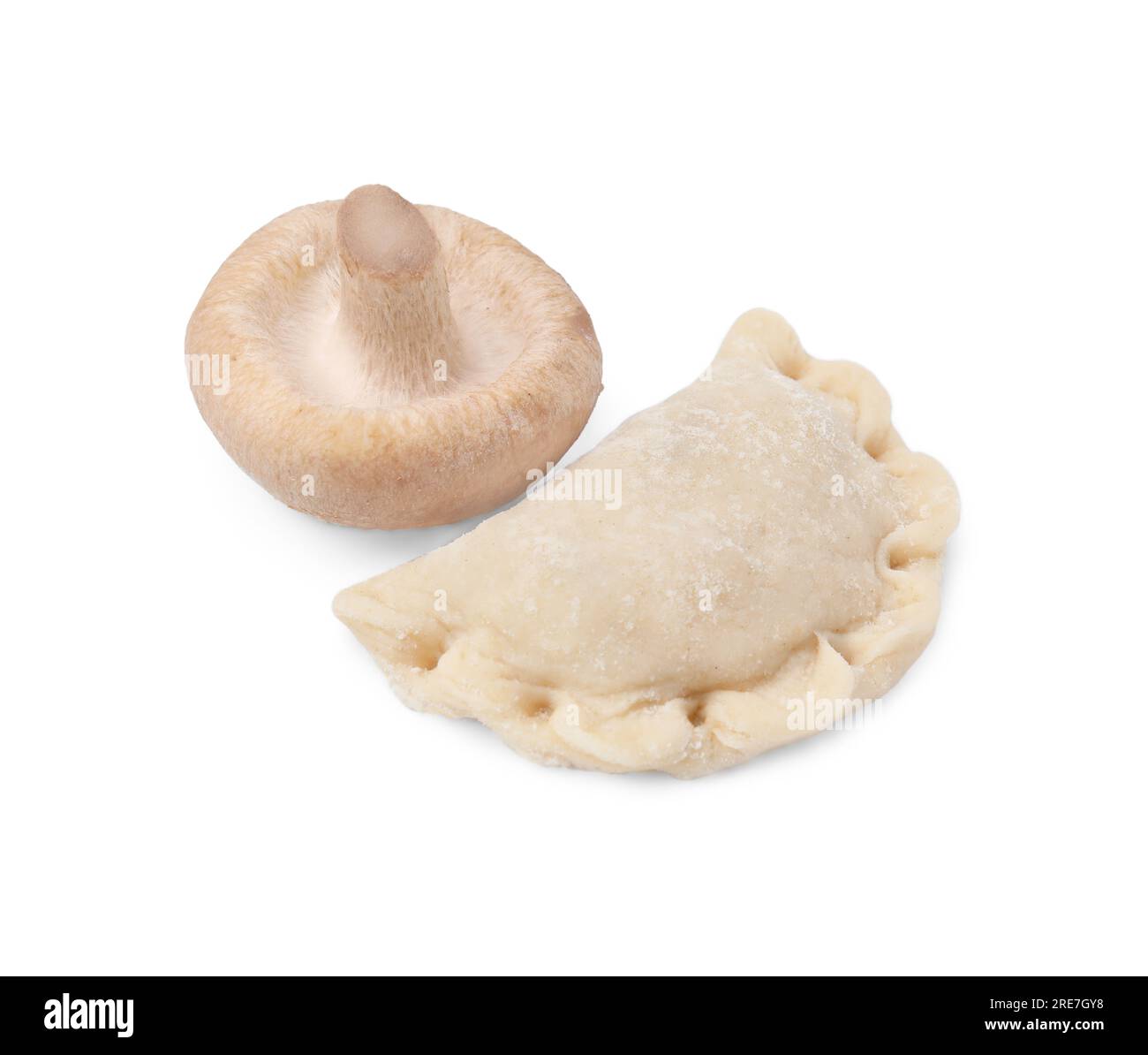 Une boulette crue (varenyk) et un champignon frais isolé sur blanc Banque D'Images