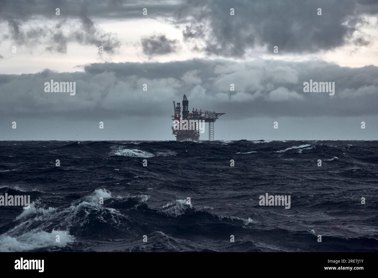 Montez une plate-forme pétrolière par temps orageux en mer du Nord. Banque D'Images
