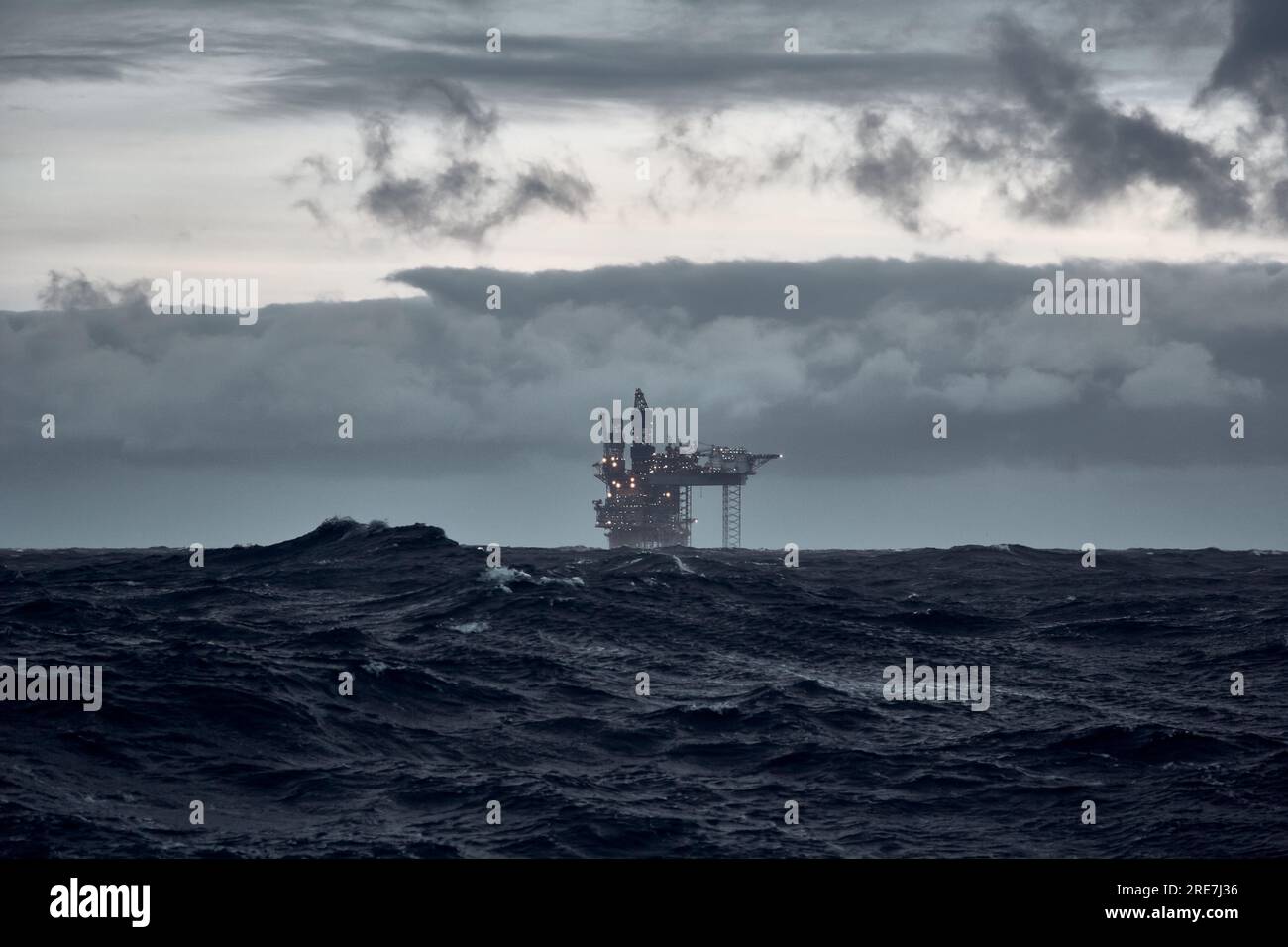 Montez la plate-forme pétrolière par temps orageux dans la mer. Banque D'Images