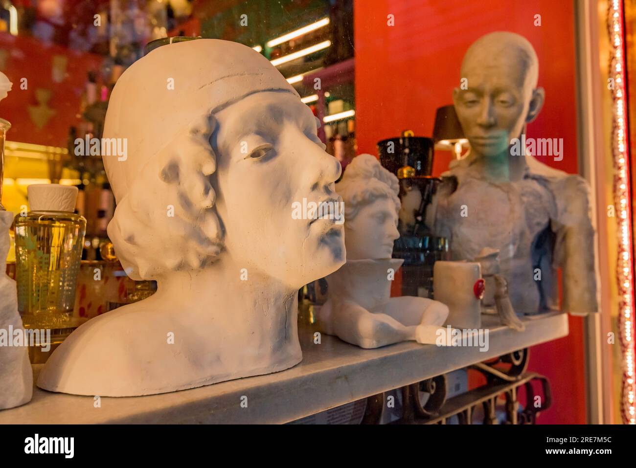 Buste en argile d'une personne assise sur une étagère dans une vitrine, regardant latéralement la caméra Banque D'Images