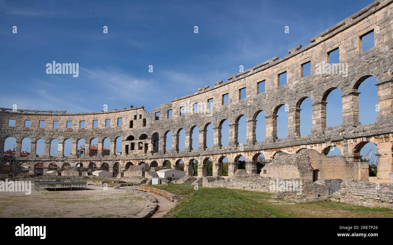 Amphithéâtre romain de Pula ou Arena (Pulska Arena ; italien : Arena di Pola, construit de 27 av. J.-C. à 68, seul l'amphithéâtre romain restant à avoir 4 côtés Banque D'Images
