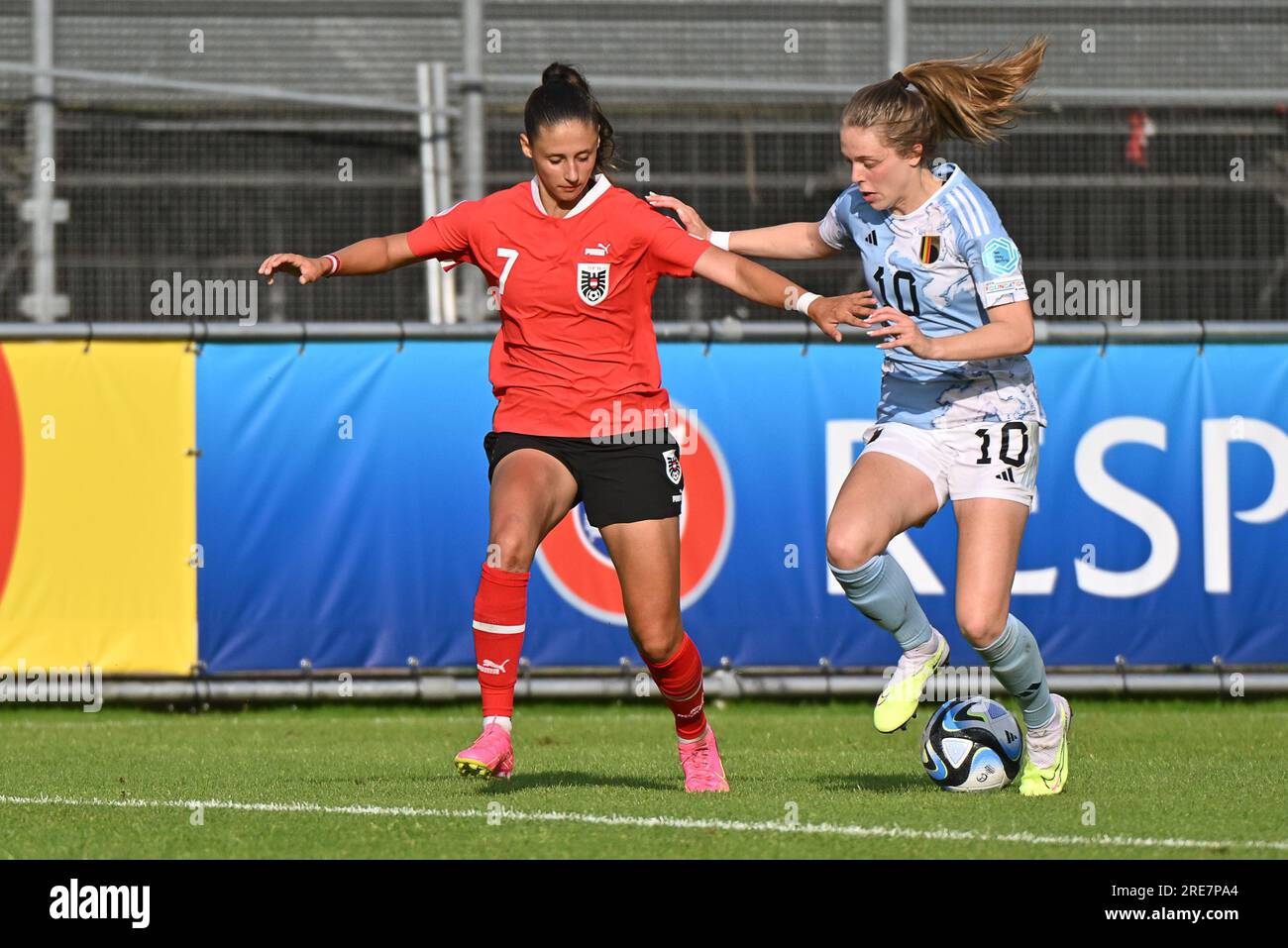 Valesca Ampoorter (10 ans) de Belgique et Isabel Aistleitner (7 ans) d’Autriche photographiées lors d’un match de football féminin entre les équipes nationales féminines de moins de 19 ans d’Autriche et de Belgique lors du Tournoi final de L’UEFA pour L’EURO féminin des moins de 19 ans le troisième jour de match dans le groupe A, mardi 24 juillet 2023 à Los Angeles Louviere , Belgique . PHOTO SPORTPIX | Dirk Vuylsteke Banque D'Images