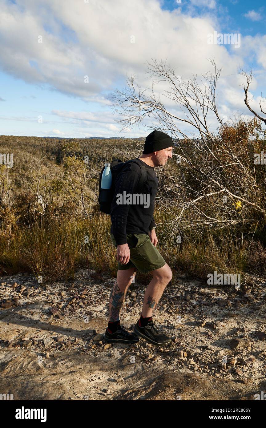 Homme randonnée dans le Bush australien, Blue Mountains, NSW, Australie Banque D'Images