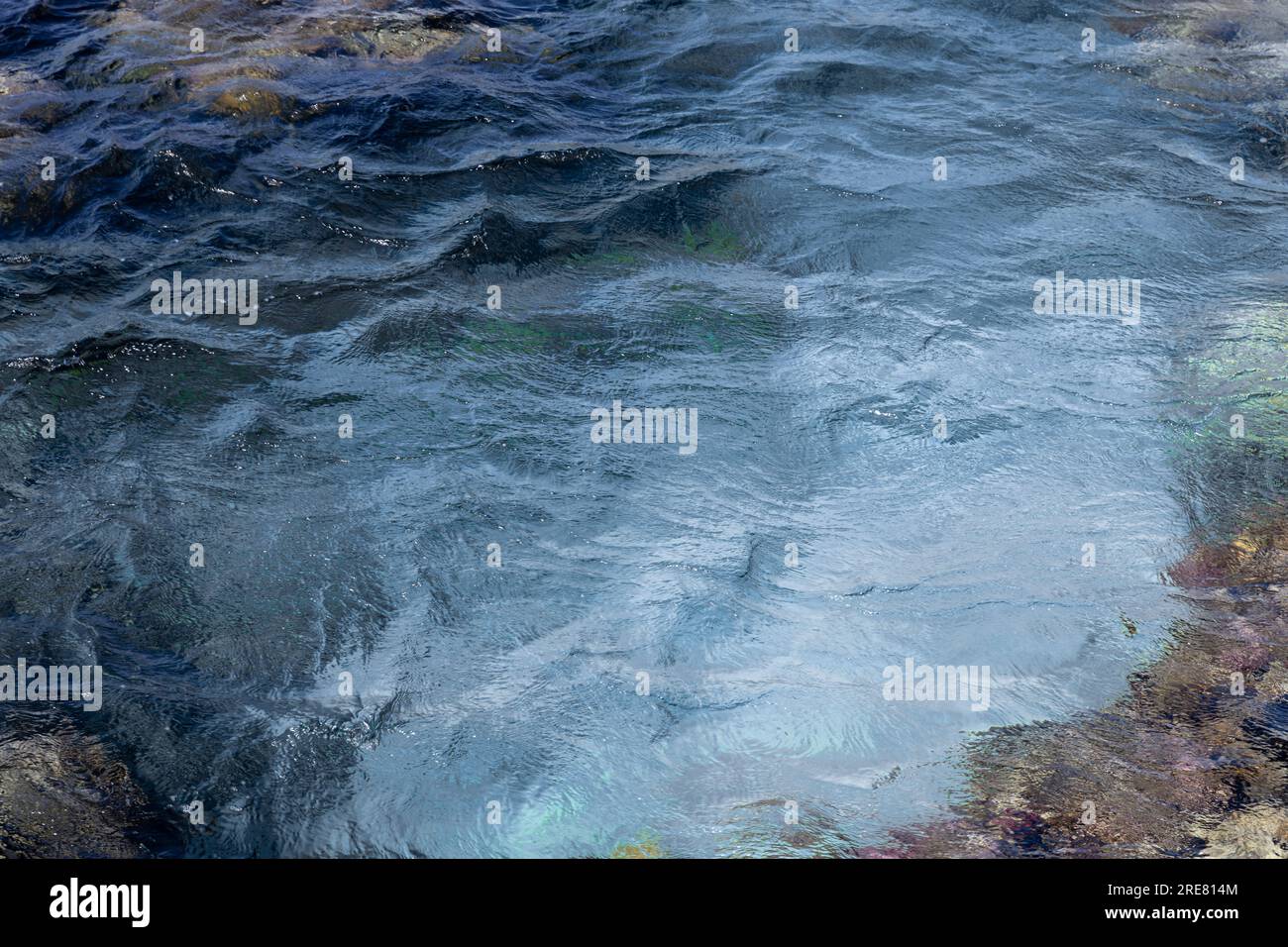 Eau bleue cristalline de la mer Rouge. Fond de surface de l'eau et récif corallien. Vue de dessus. Banque D'Images