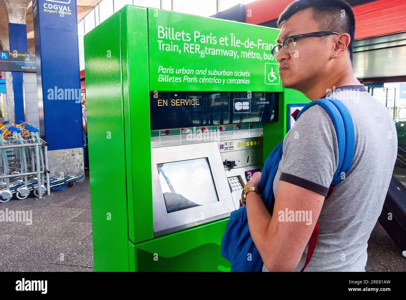Distributeur automatique de billets de train pour l'aéroport Banque de  photographies et d'images à haute résolution - Alamy