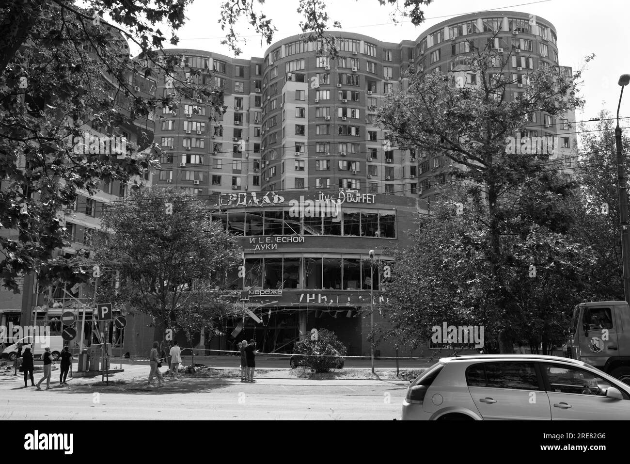 ODESSA, UKRAINE -14 juillet 2023 : Guerre en Ukraine. Bâtiment civil détruit après une attaque à la roquette. Ruine la guerre contre l'Ukraine. Opération militaire spéciale russe Banque D'Images