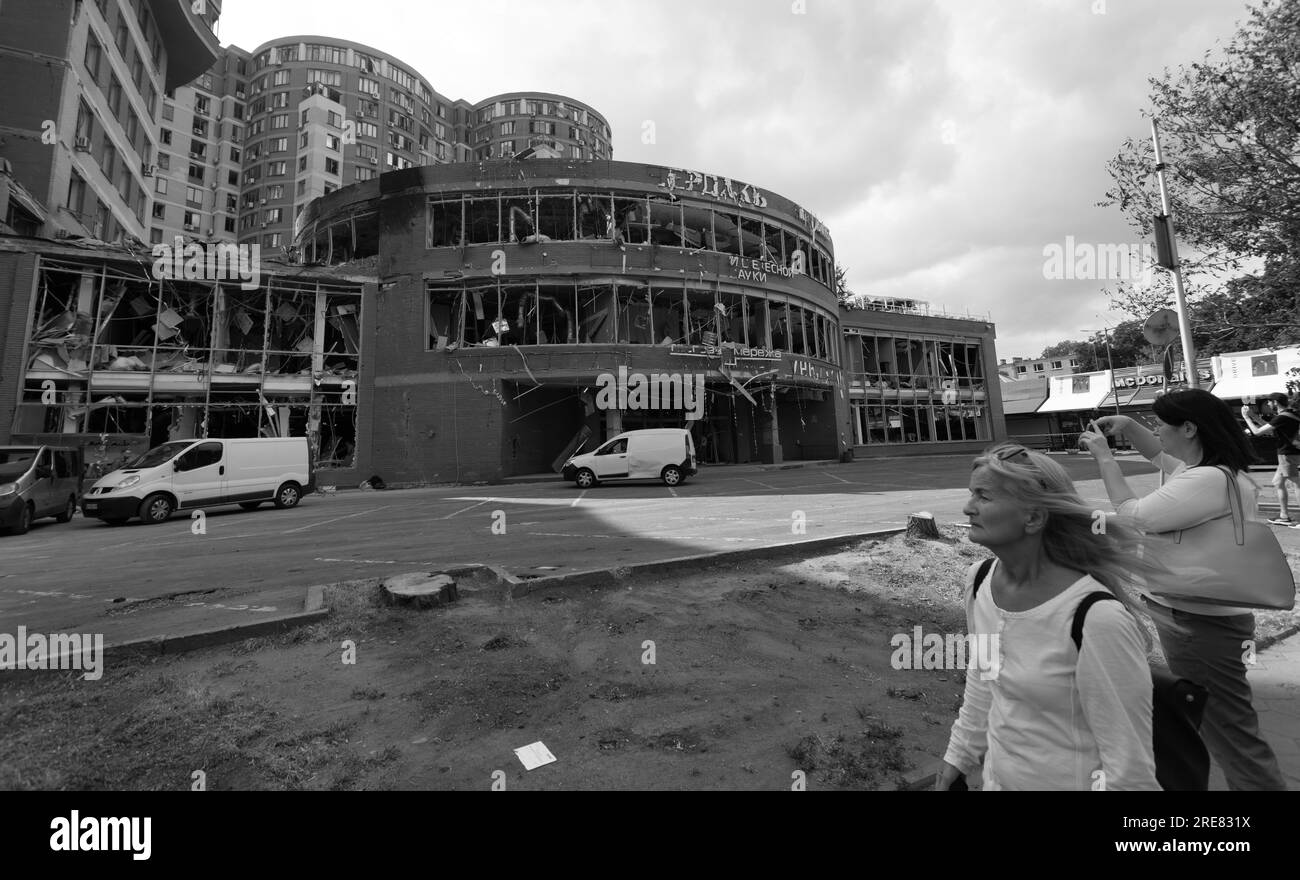 ODESSA, UKRAINE -14 juillet 2023 : Guerre en Ukraine. Bâtiment civil détruit après une attaque à la roquette. Ruine la guerre contre l'Ukraine. Opération militaire spéciale russe Banque D'Images