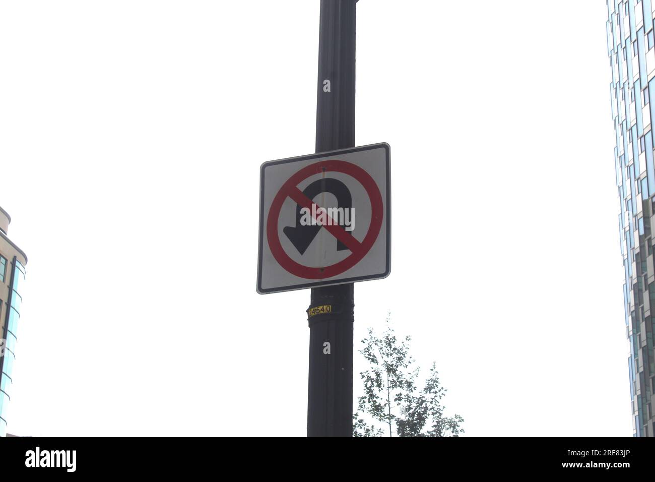 Une photo d'un panneau avertissant les voitures qu'elles ne peuvent pas faire demi-tour. Banque D'Images