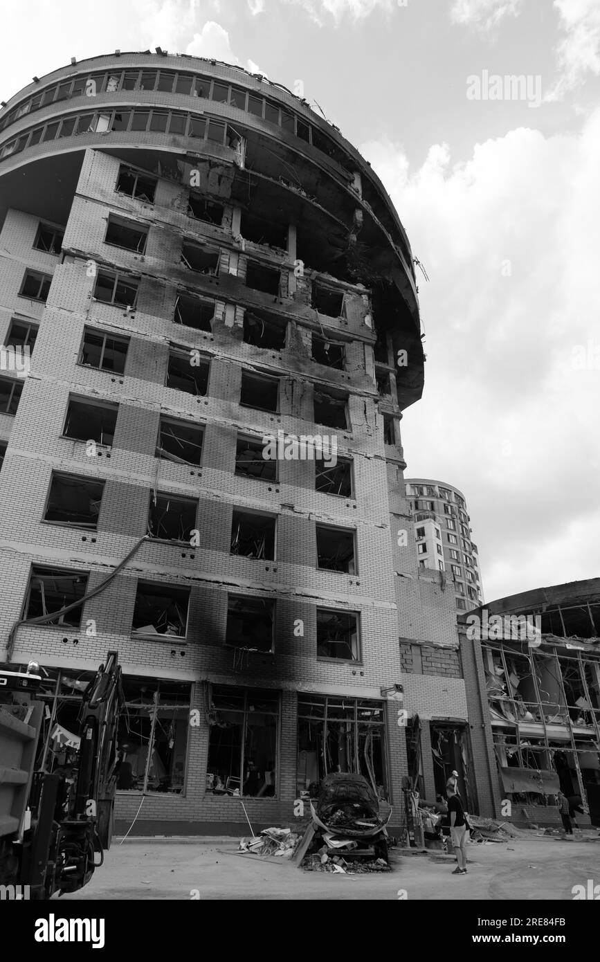 ODESSA, UKRAINE -14 juillet 2023 : Guerre en Ukraine. Bâtiment civil détruit après une attaque à la roquette. Ruine la guerre contre l'Ukraine. Opération militaire spéciale russe Banque D'Images