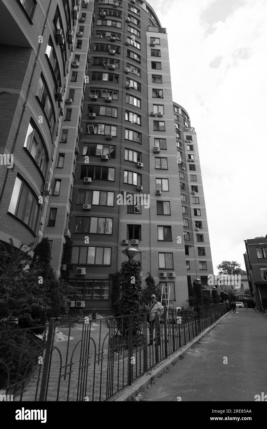 ODESSA, UKRAINE -14 juillet 2023 : Guerre en Ukraine. Bâtiment civil détruit après une attaque à la roquette. Ruine la guerre contre l'Ukraine. Opération militaire spéciale russe Banque D'Images