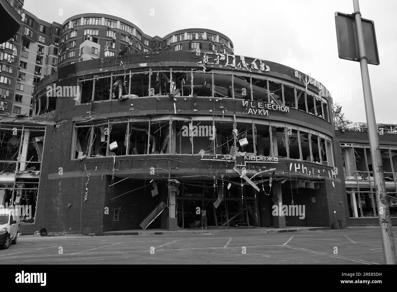 ODESSA, UKRAINE -14 juillet 2023 : Guerre en Ukraine. Bâtiment civil détruit après une attaque à la roquette. Ruine la guerre contre l'Ukraine. Opération militaire spéciale russe Banque D'Images