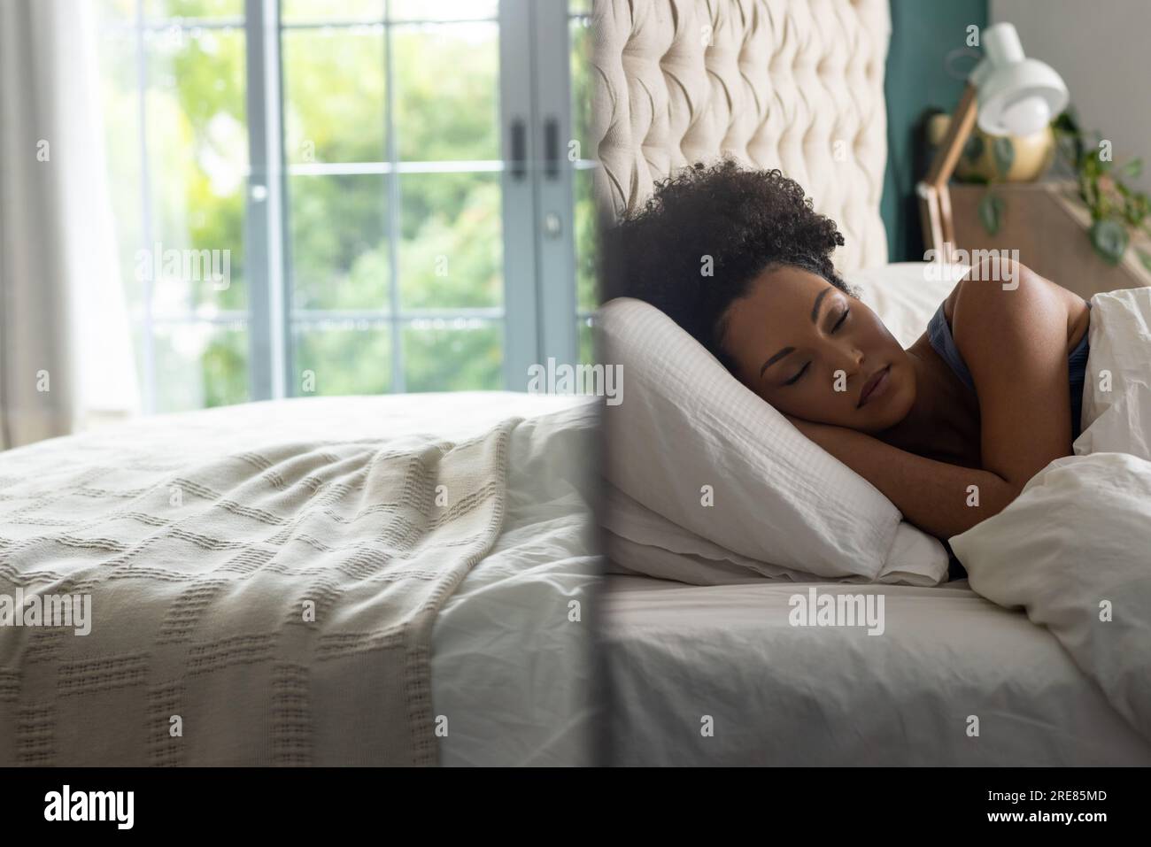 Femme biracial dormant dans le lit dans la chambre Banque D'Images