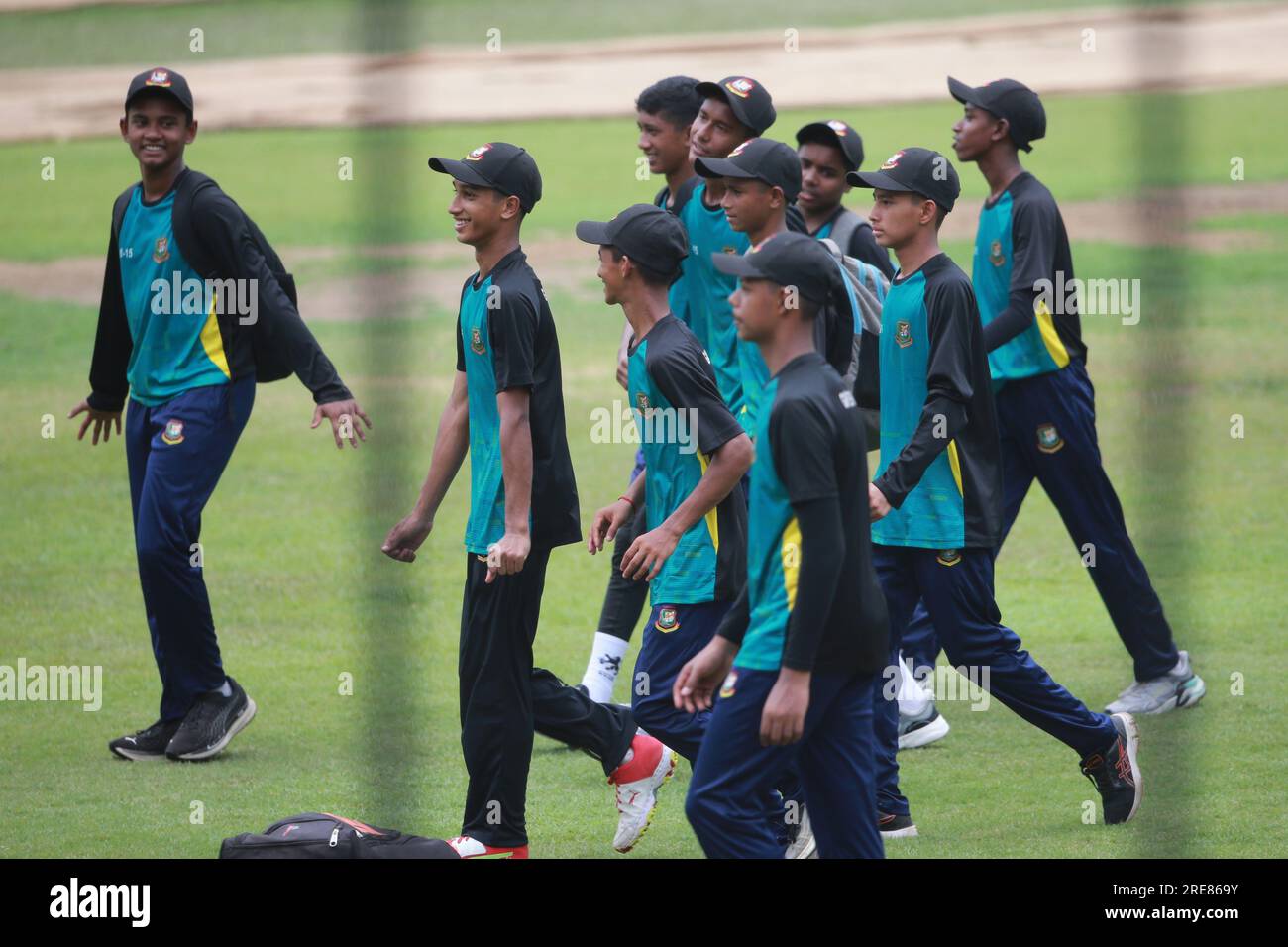 L’entraîneur de niveau d’âge de BCB, Sohel Islam, donne de la speach aux joueurs de cricket U15 du groupe d’âge BCB Academy Ground à Mirpur, Dhaka Bangladesh Banque D'Images