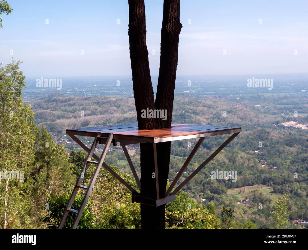 Un siège unique pour prendre des photos à Puncak Becici, Yogyakarta, Indonésie, avec vue sur la montagne, la vallée et la ville Banque D'Images